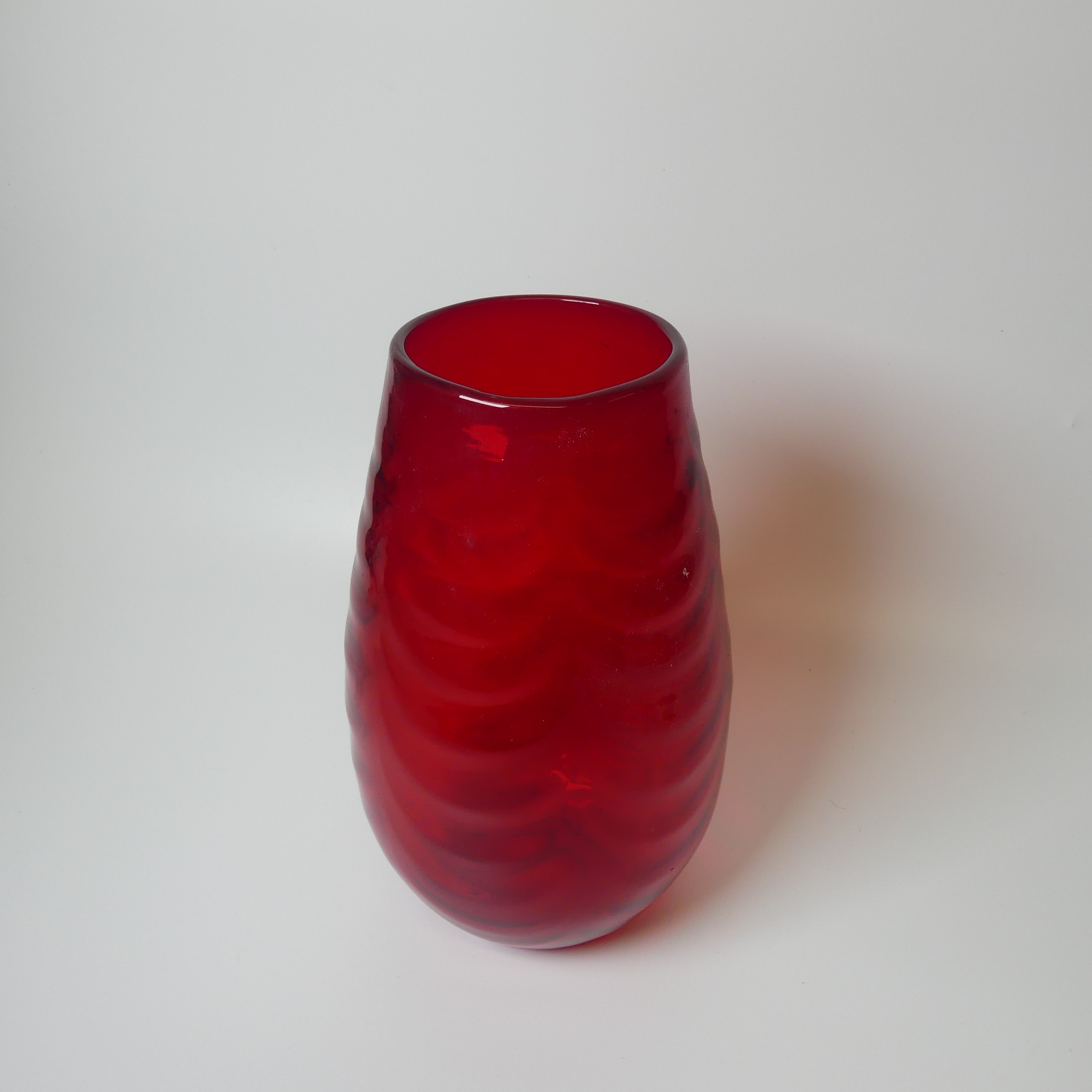 A large Whitefriars wavy Vase, in ruby red, together with another wavy Vase in ruby red, designed by - Bild 3 aus 12