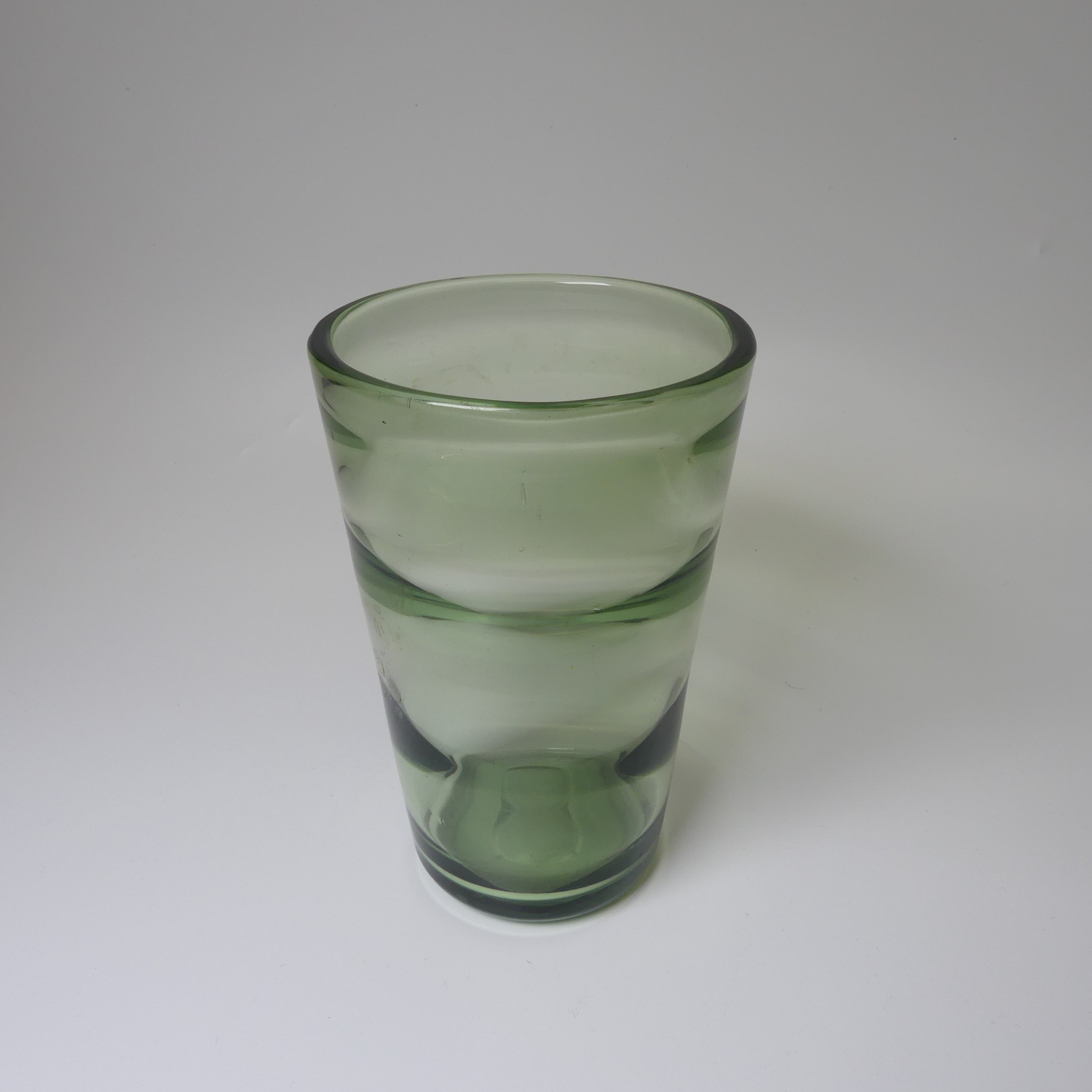 A small quantity of Whitefriars glass Vases, to comprise a kingfisher blue internally ribbed Vase, H - Bild 6 aus 13