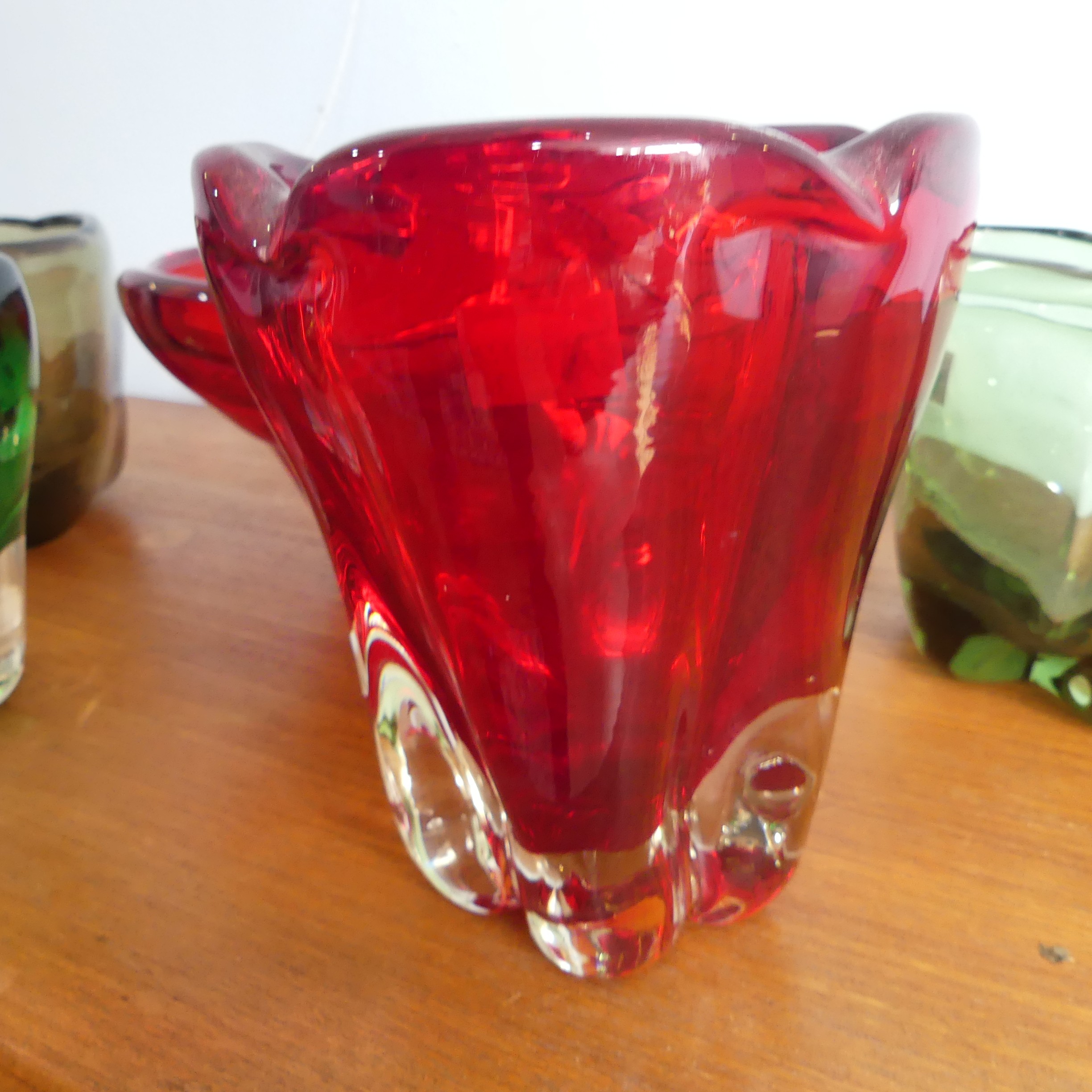 A large Whitefriars glass lobed Fruit Bowl, in ruby red colour, together with large ruby red lobed - Bild 11 aus 11