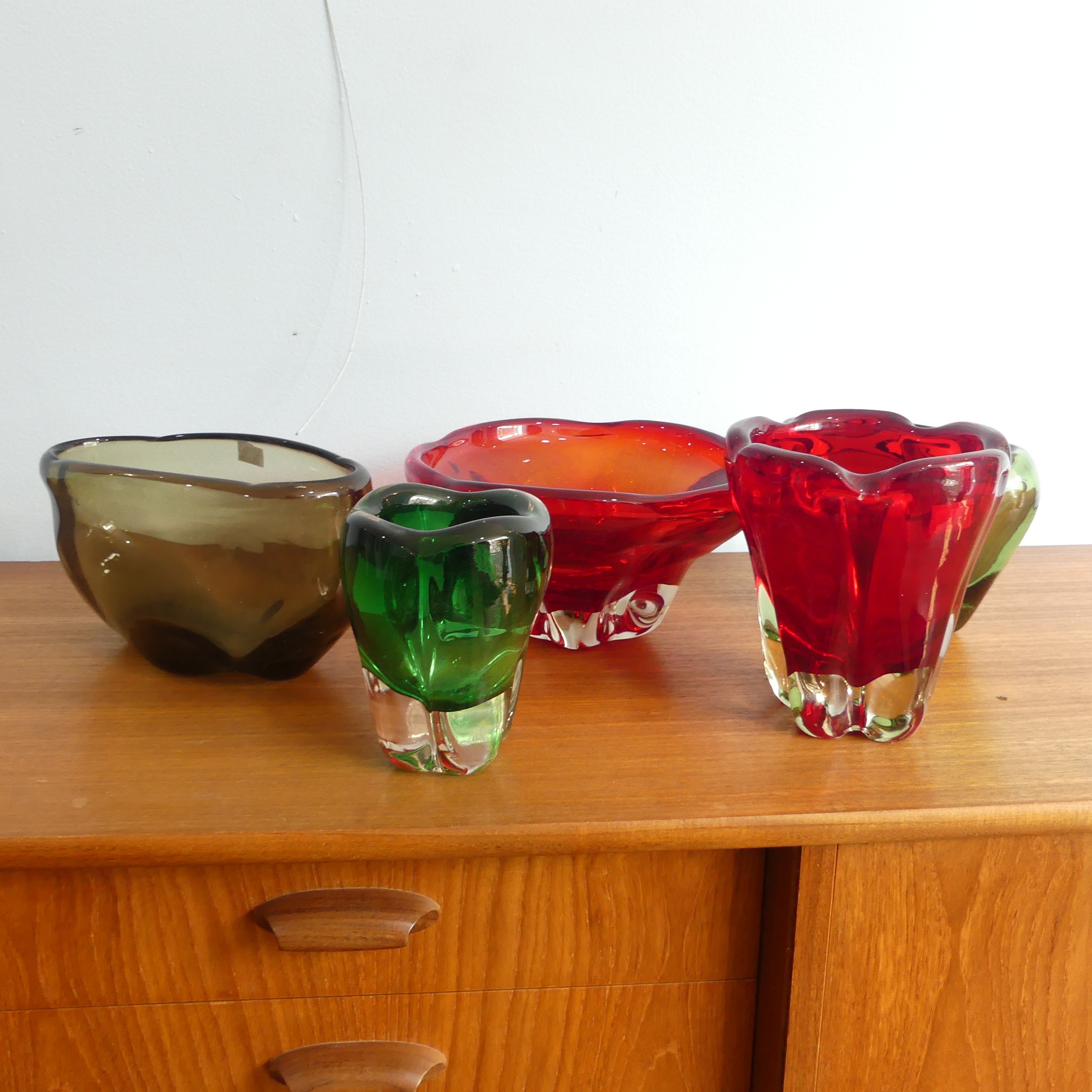 A large Whitefriars glass lobed Fruit Bowl, in ruby red colour, together with large ruby red lobed - Bild 7 aus 11