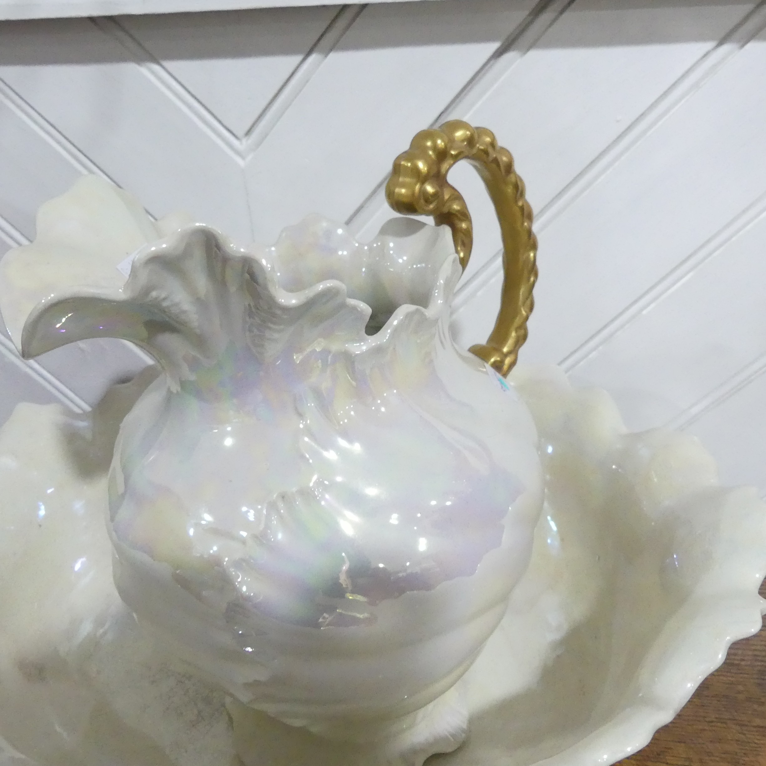A large cream lustreware Jug and Basin, with a pearlescent effect, note minimal damage to both jug - Bild 2 aus 3
