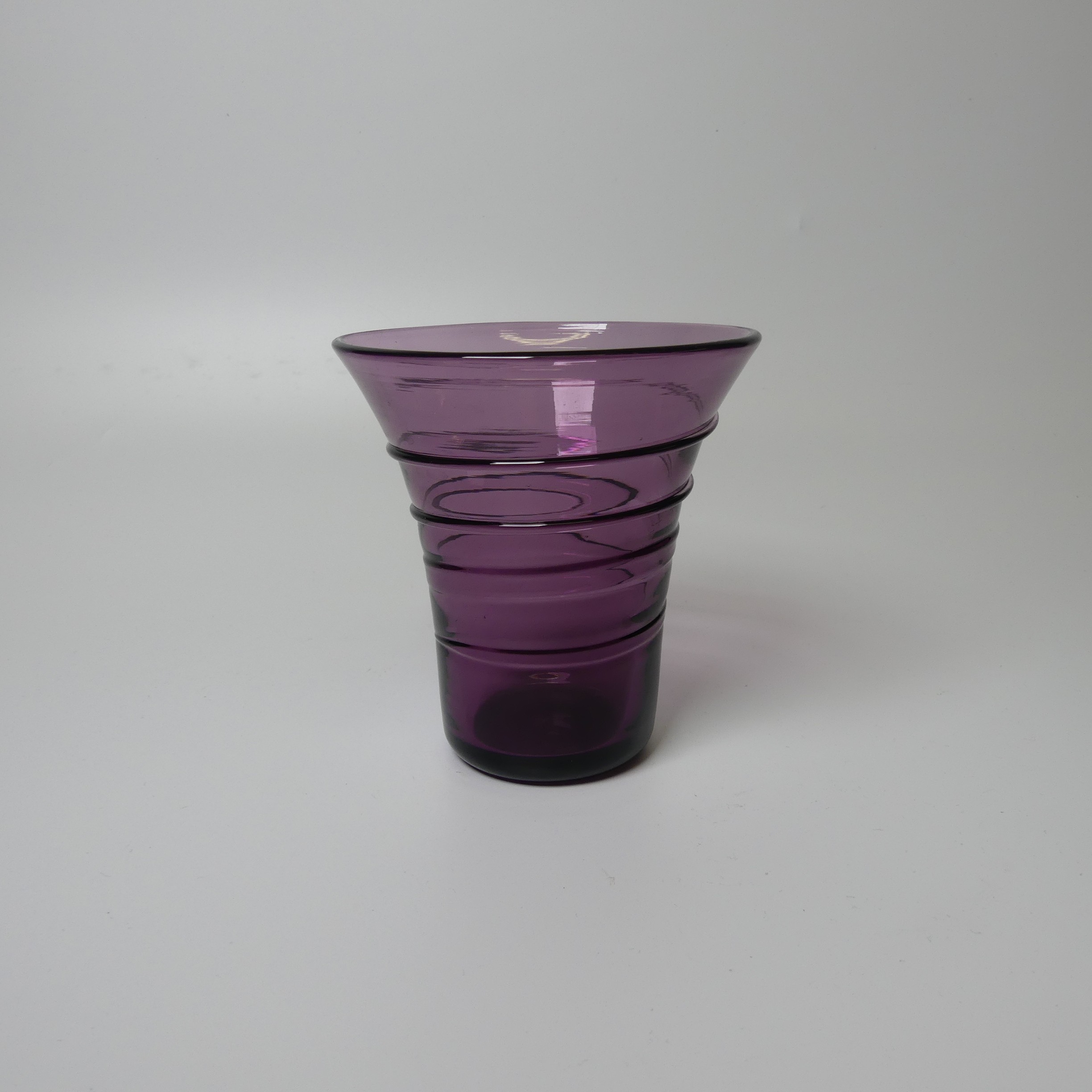 A Barnaby Powell for Whitefriars ribbon-trailed fluted Vase, in aubergine, together with another - Bild 2 aus 9