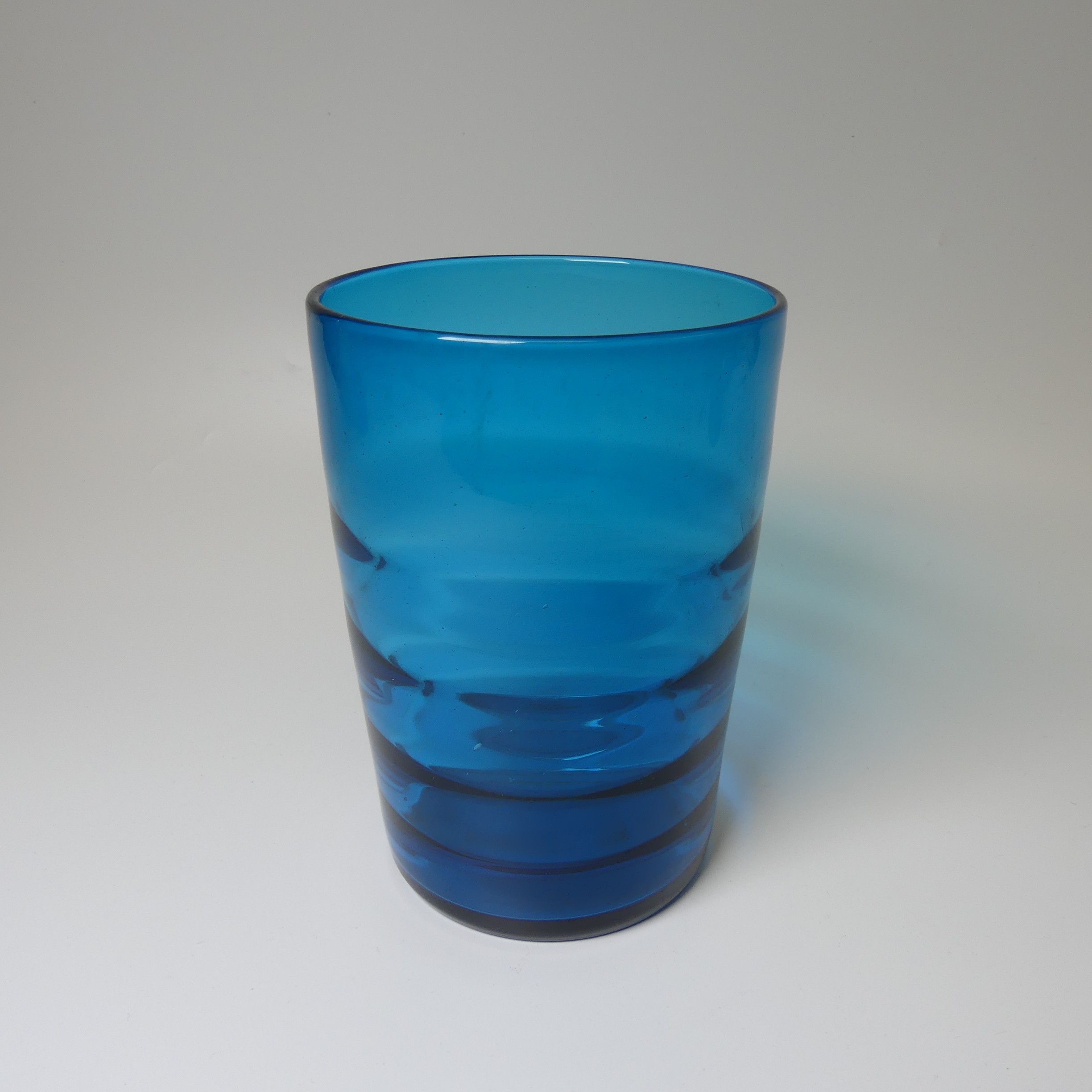 A small quantity of Whitefriars glass Vases, to comprise a kingfisher blue internally ribbed Vase, H - Bild 2 aus 13