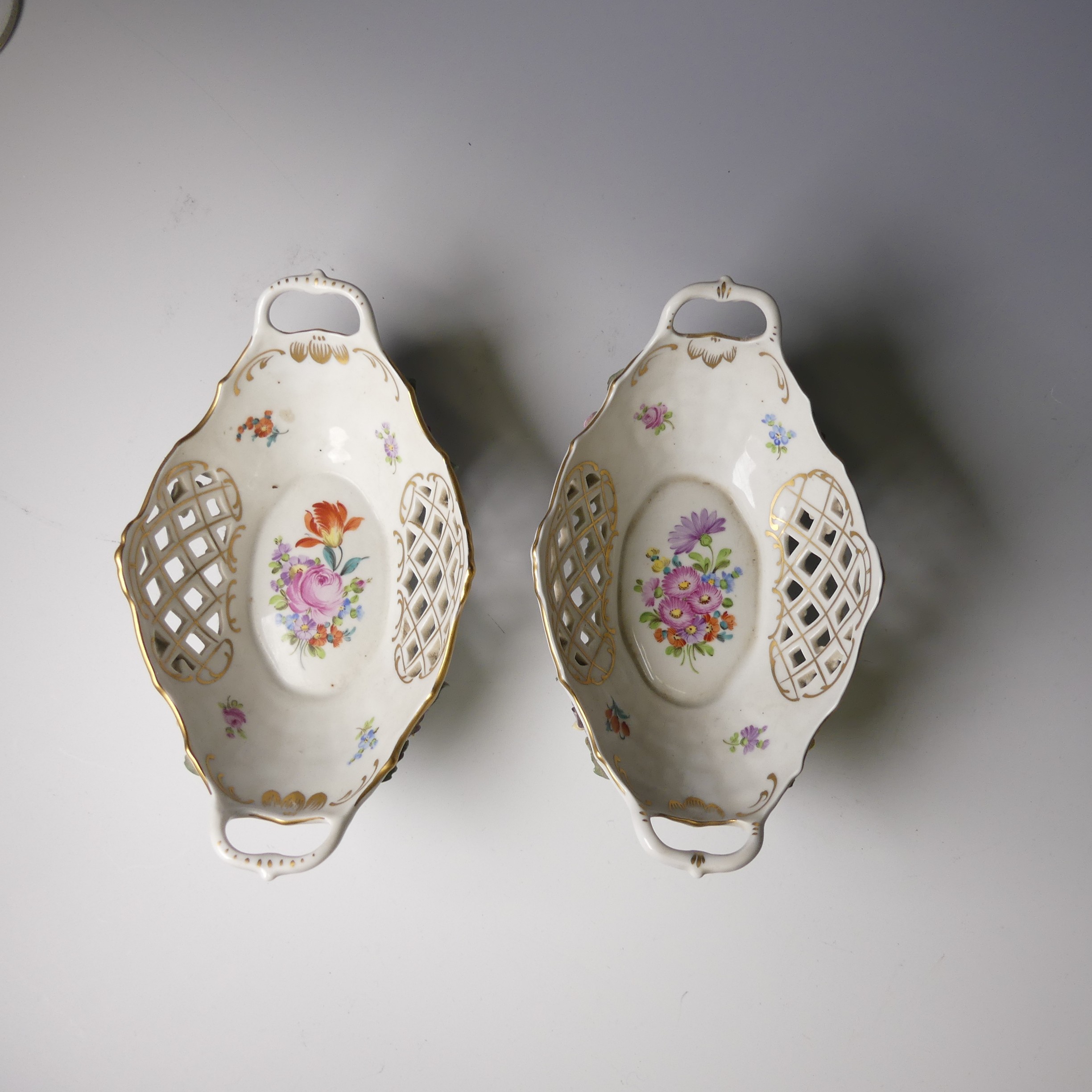 A pair of 20thC Dresden porcelain Baskets, with pierced decorated and flora in relief, factory marks - Bild 2 aus 4
