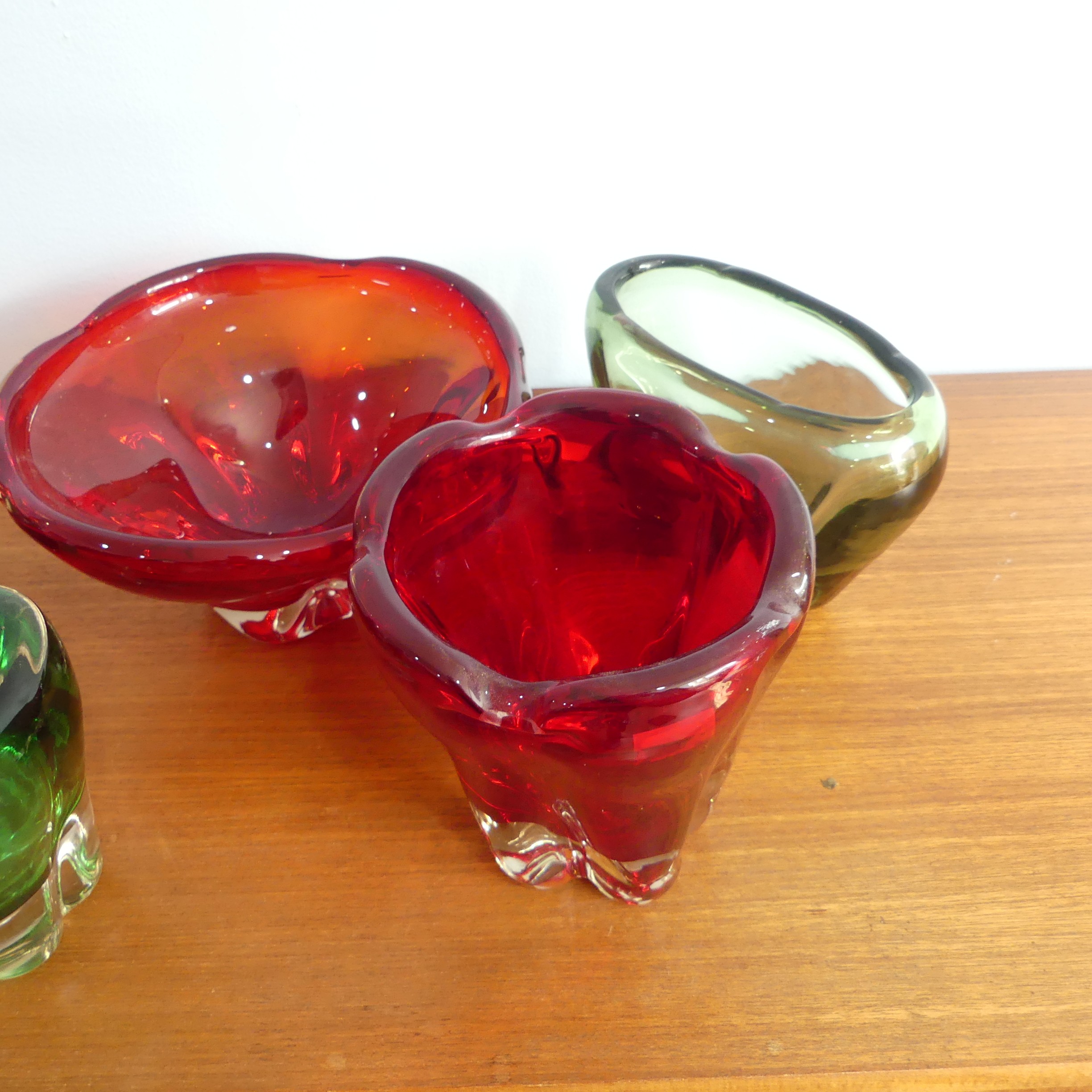 A large Whitefriars glass lobed Fruit Bowl, in ruby red colour, together with large ruby red lobed - Bild 8 aus 11