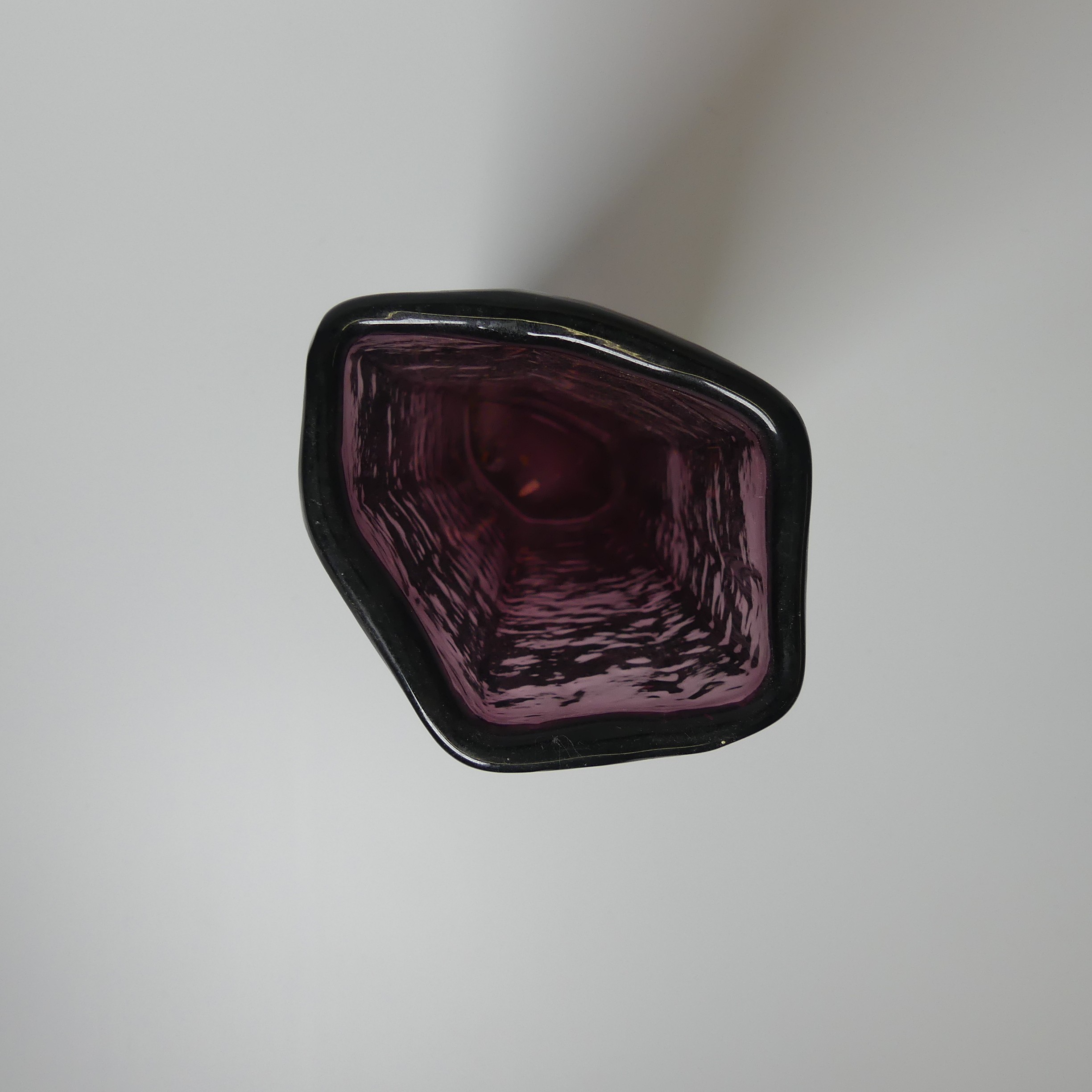 A Geoffrey Baxter for Whitefriars 'Cucumber' Vase, in aubergine purple colour, H 30cm. - Bild 3 aus 3