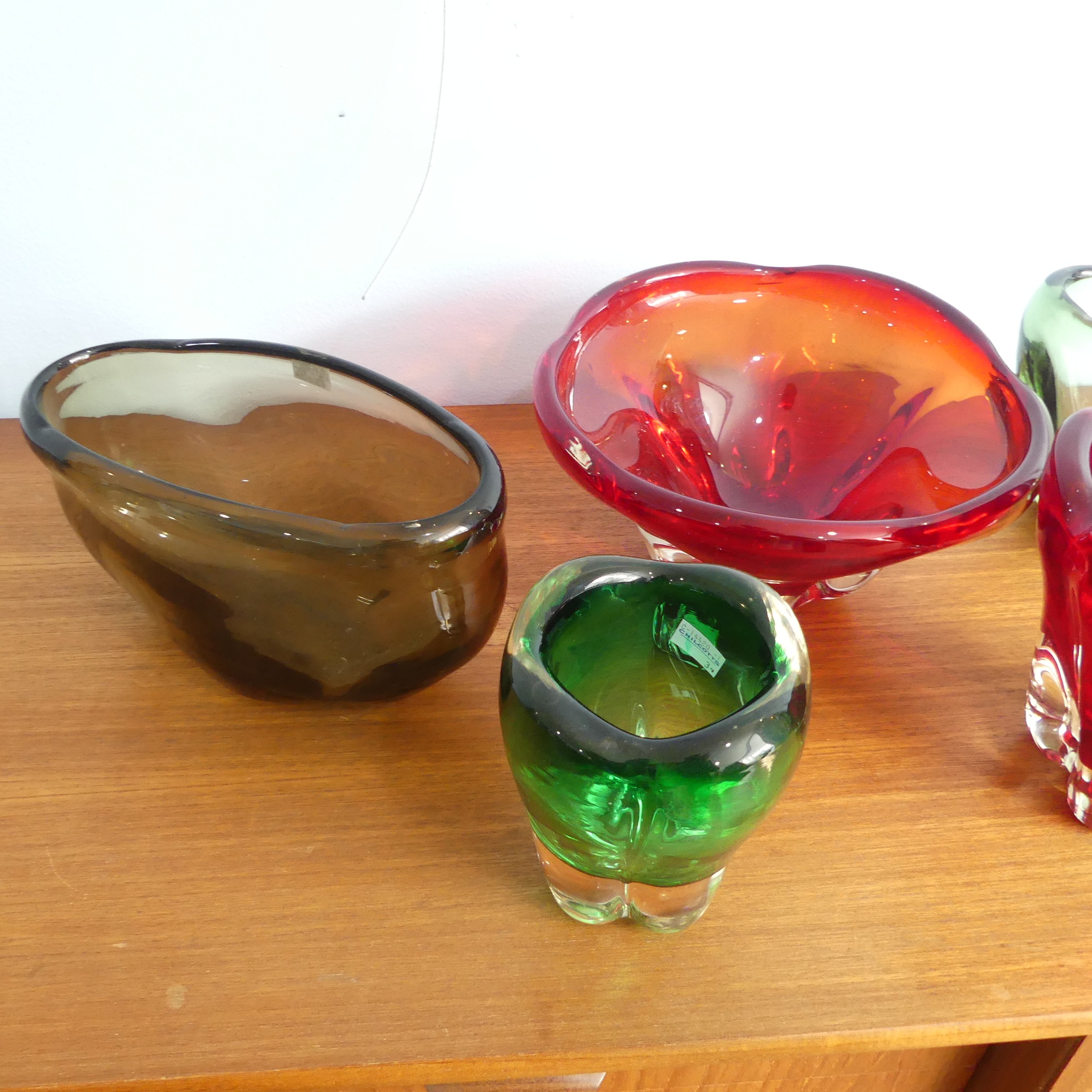 A large Whitefriars glass lobed Fruit Bowl, in ruby red colour, together with large ruby red lobed - Bild 9 aus 11