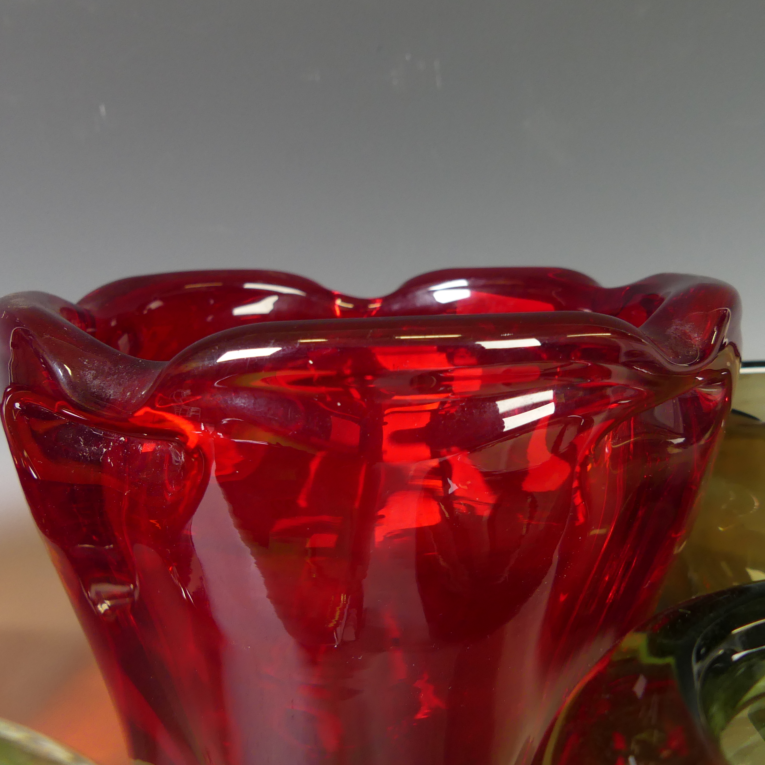 A large Whitefriars glass lobed Fruit Bowl, in ruby red colour, together with large ruby red lobed - Bild 6 aus 11
