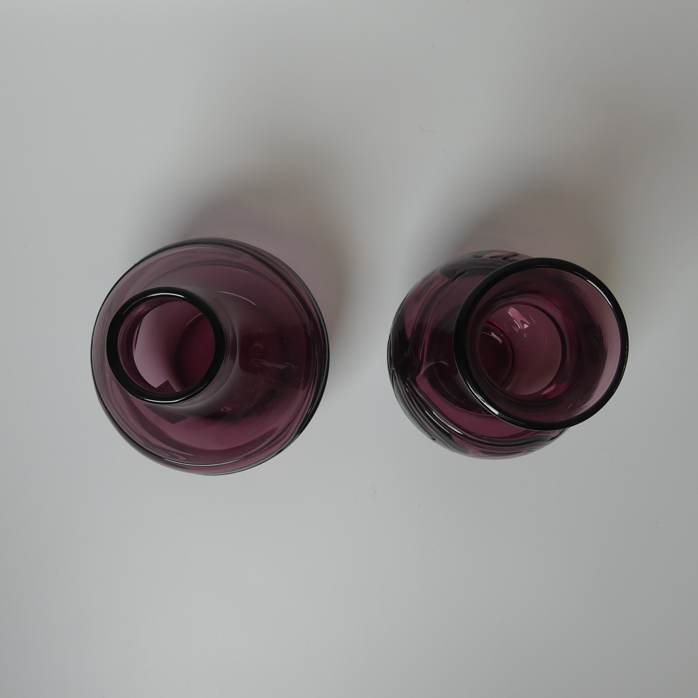 A Geoffrey Baxter for Whitefriars 'Random Strapped' globular Vase, of aubergine purple colour, H - Bild 3 aus 3