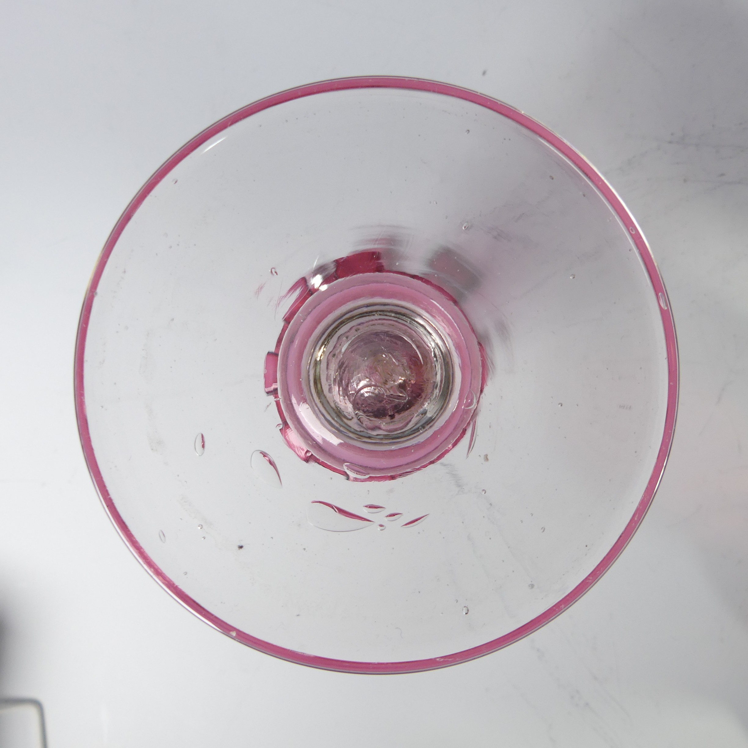 A Loetz style studio glass Vase, of pink colour, together with another Loetz type glass Vase, a - Bild 19 aus 30