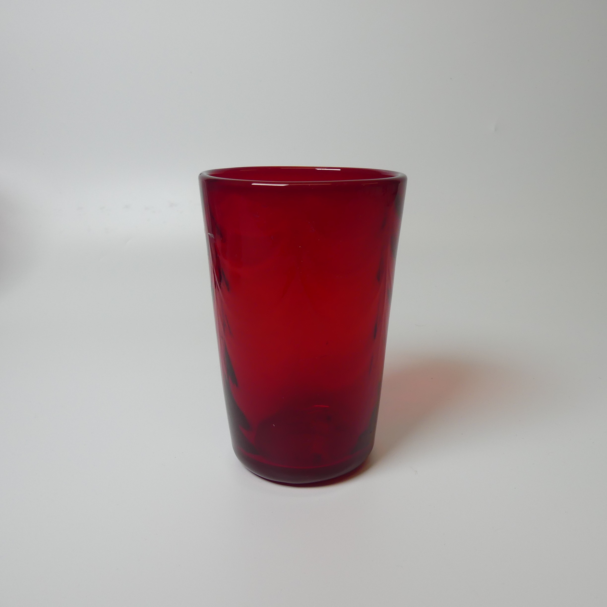 A large Whitefriars wavy Vase, in ruby red, together with another wavy Vase in ruby red, designed by - Bild 7 aus 12