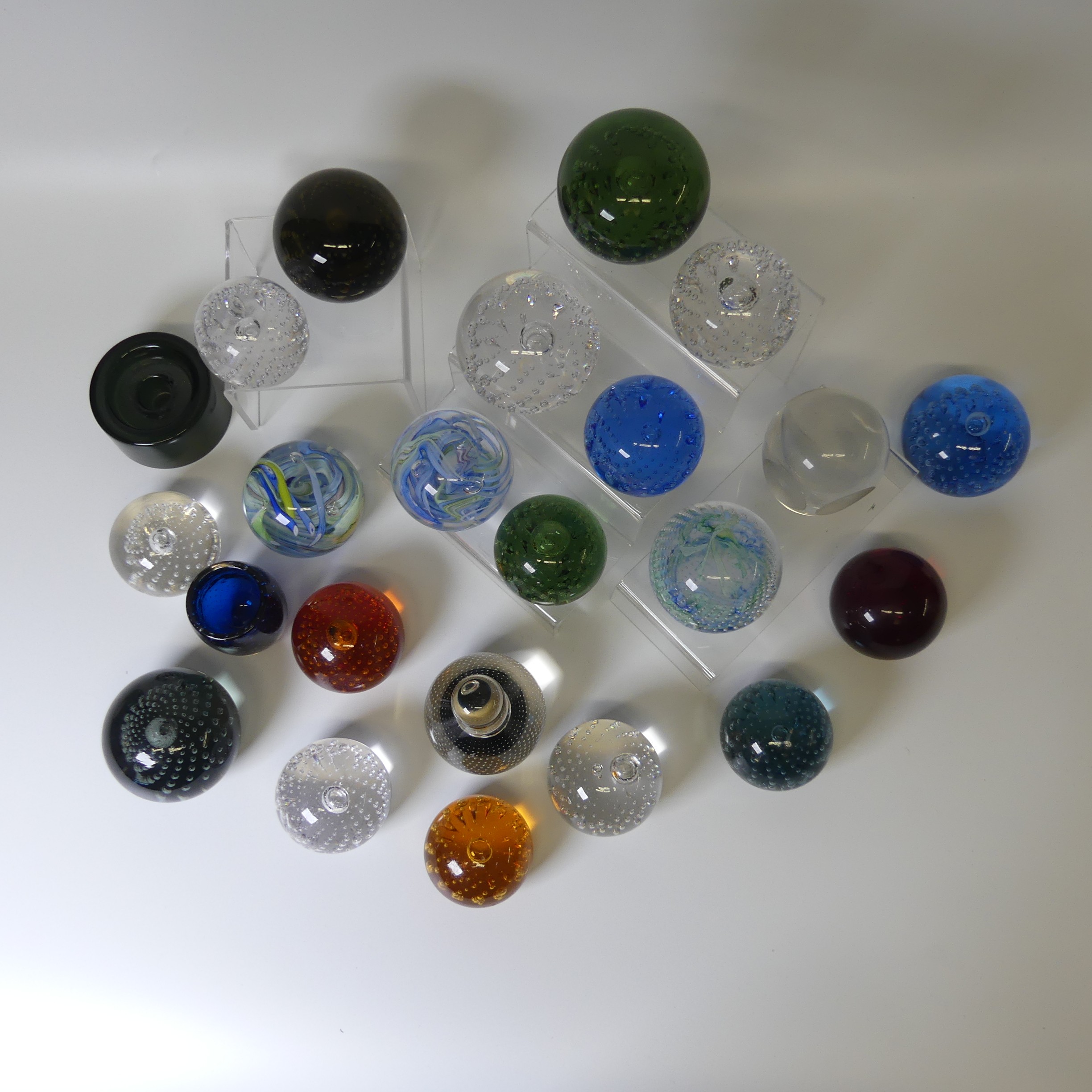 A quantity of Whitefriars glass Paperweights, comprising several controlled bubble design, in - Bild 2 aus 2