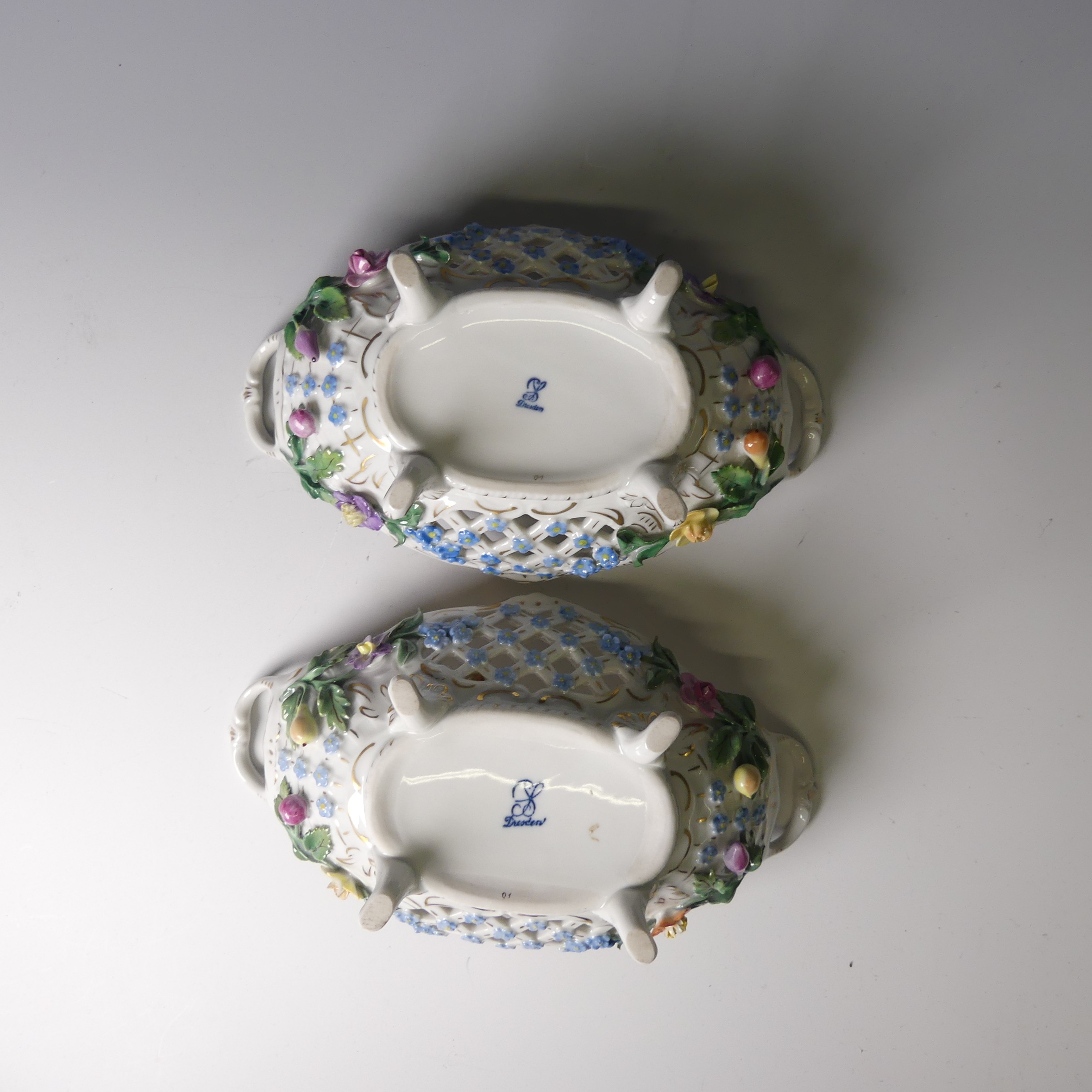 A pair of 20thC Dresden porcelain Baskets, with pierced decorated and flora in relief, factory marks - Bild 4 aus 4