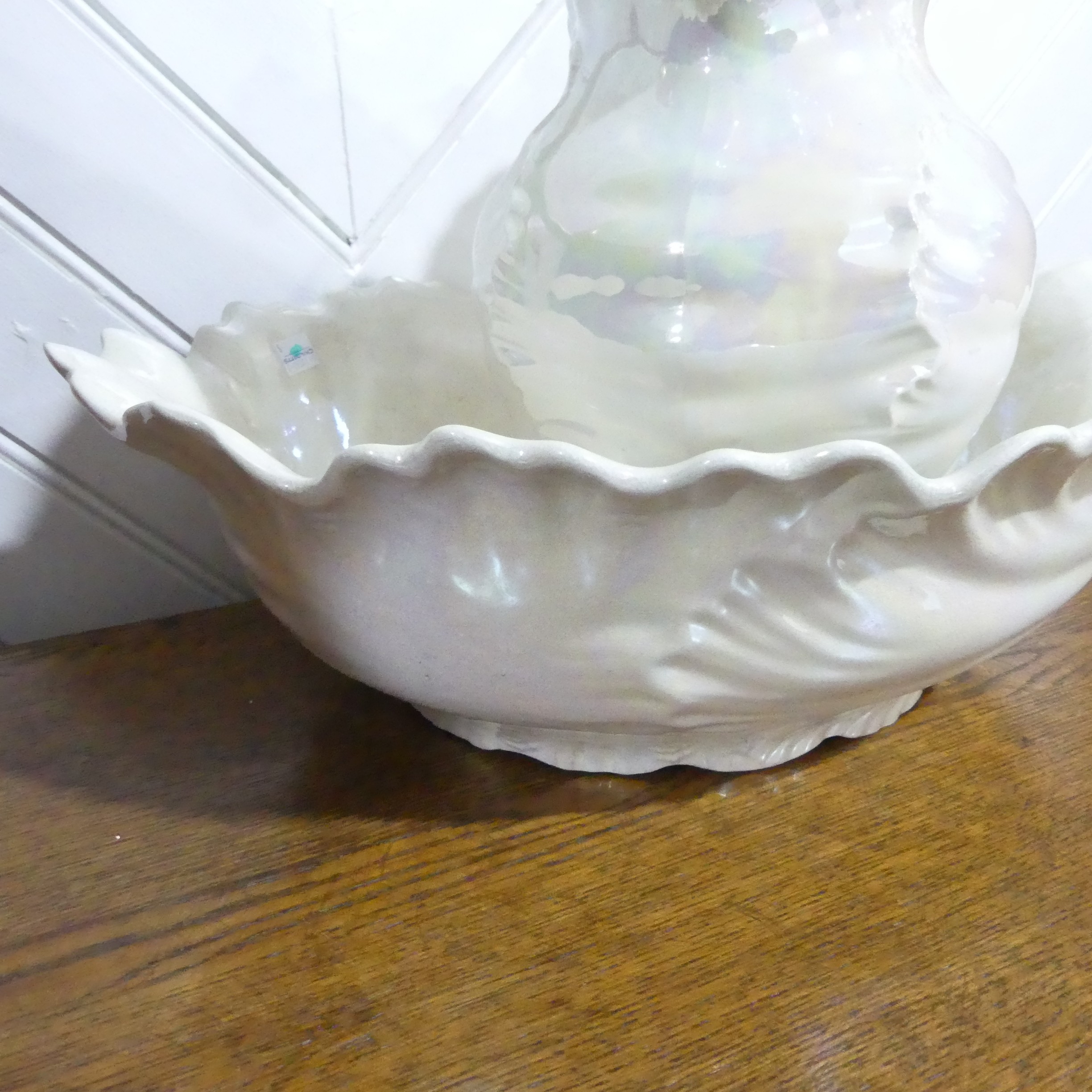 A large cream lustreware Jug and Basin, with a pearlescent effect, note minimal damage to both jug - Bild 3 aus 3