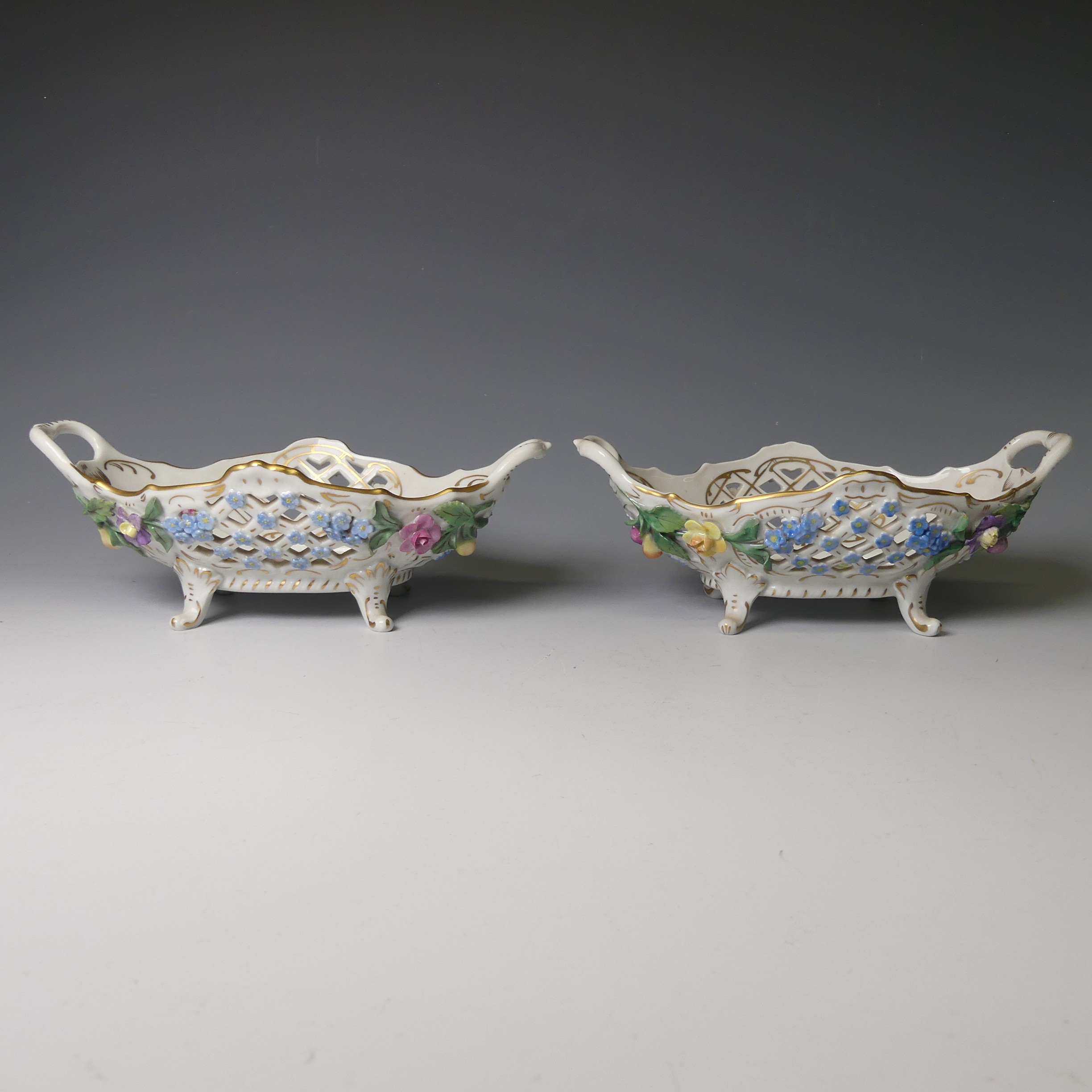 A pair of 20thC Dresden porcelain Baskets, with pierced decorated and flora in relief, factory marks - Bild 3 aus 4