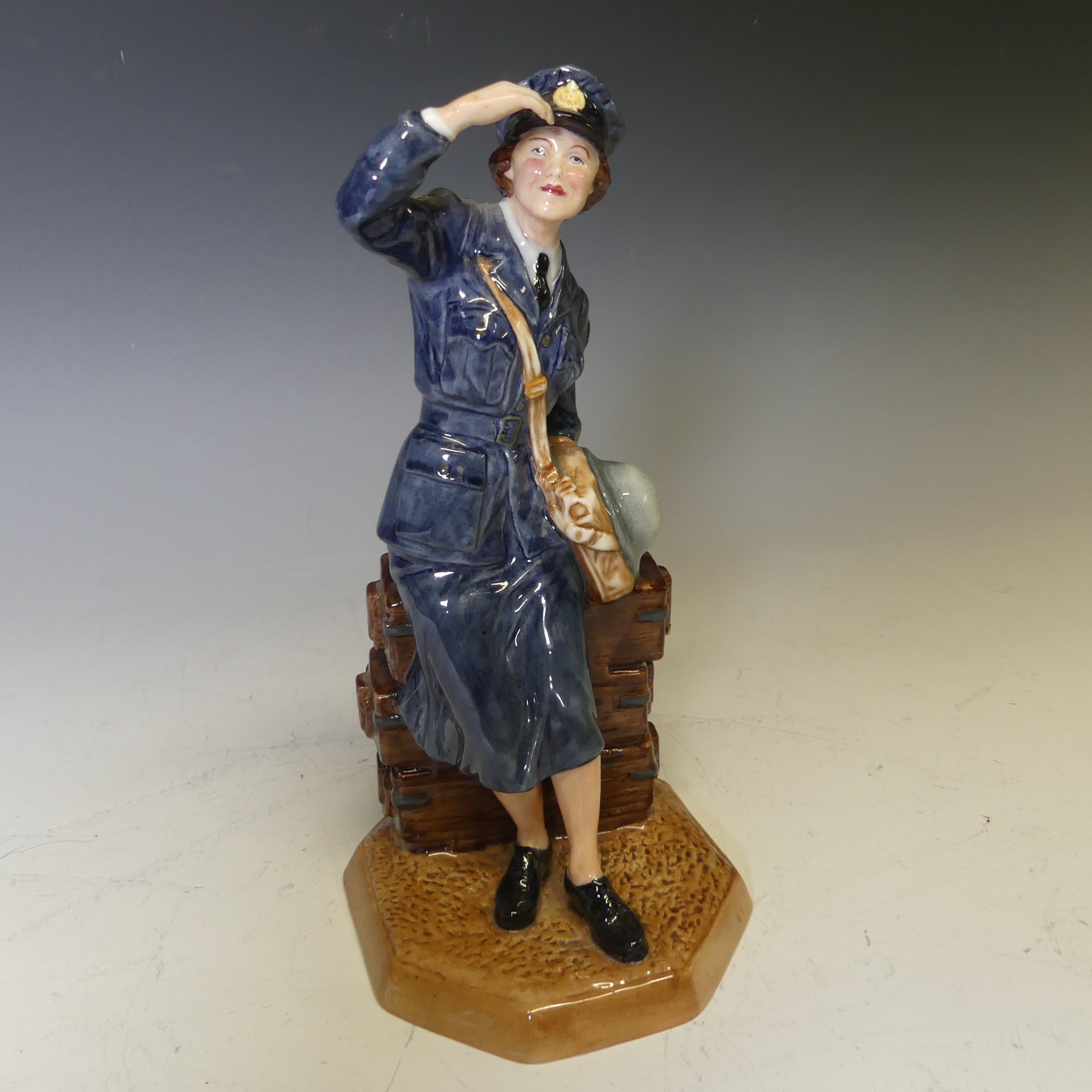 A Royal Doulton Womens Auxiliary Air Force Figure, HN4554 limited edition (174/2500), H 22cm. - Bild 3 aus 5