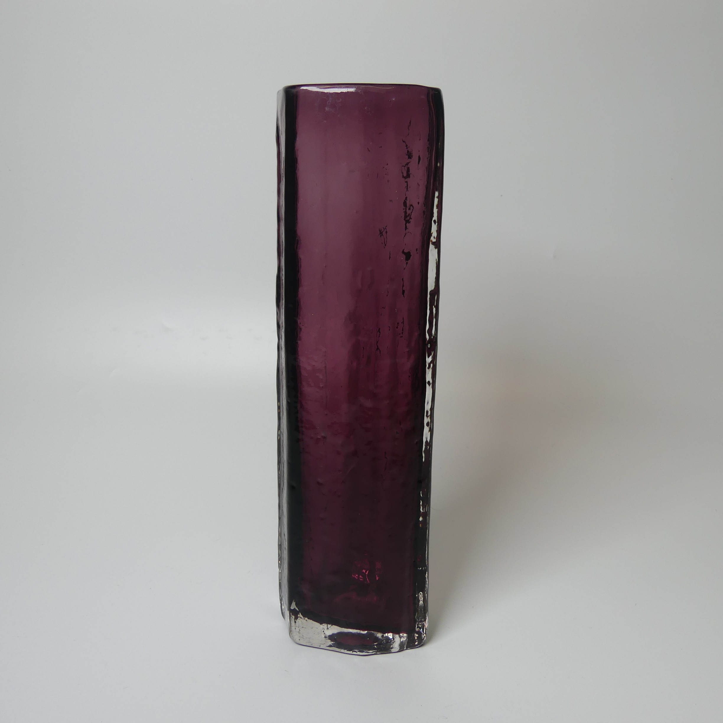 A Geoffrey Baxter for Whitefriars 'Cucumber' Vase, in aubergine purple colour, H 30cm. - Bild 2 aus 3