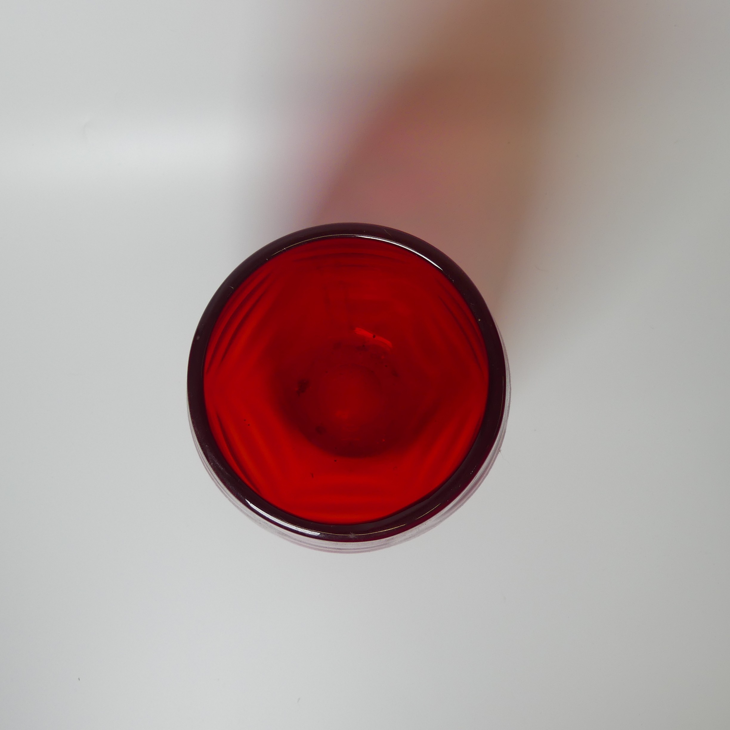 A large Whitefriars wavy Vase, in ruby red, together with another wavy Vase in ruby red, designed by - Bild 4 aus 12