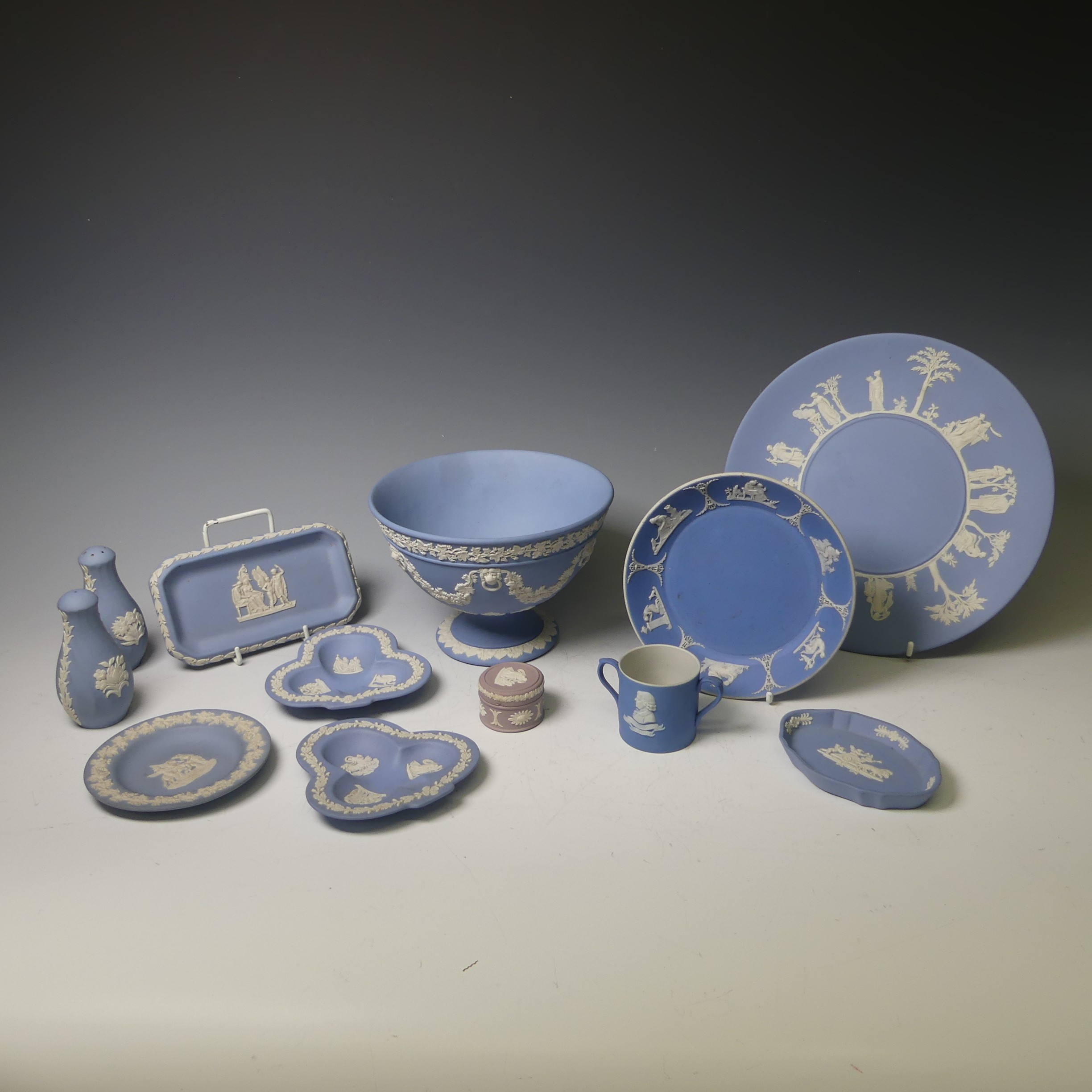 A Wedgwood dark blue Jasperware part Tea Service, including two Teapots, Sucrier, Cream Jug, - Bild 5 aus 8