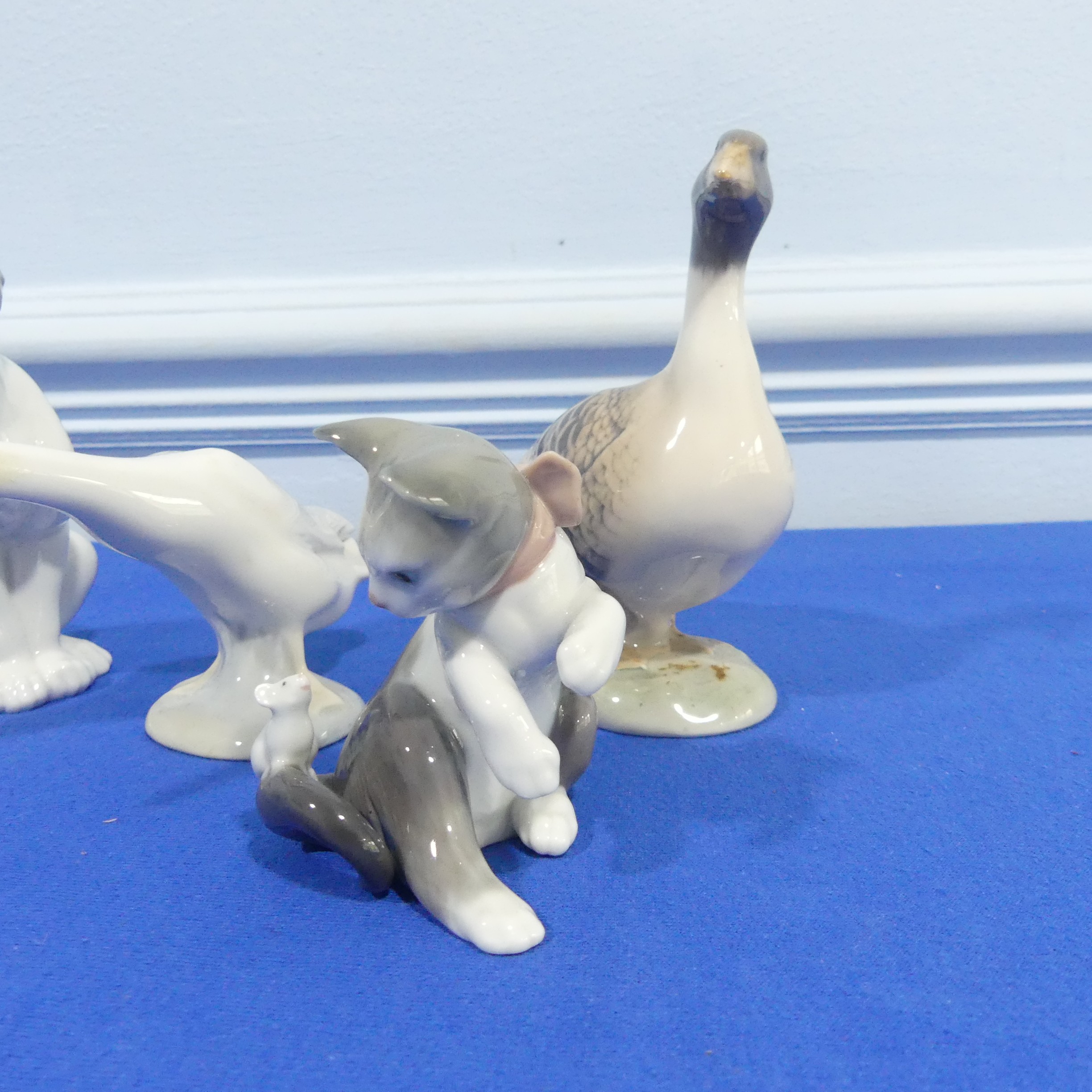 A Royal Copenhagen Goose figure 1088 together with three Lladro animals, consisting of a goose and - Bild 4 aus 10