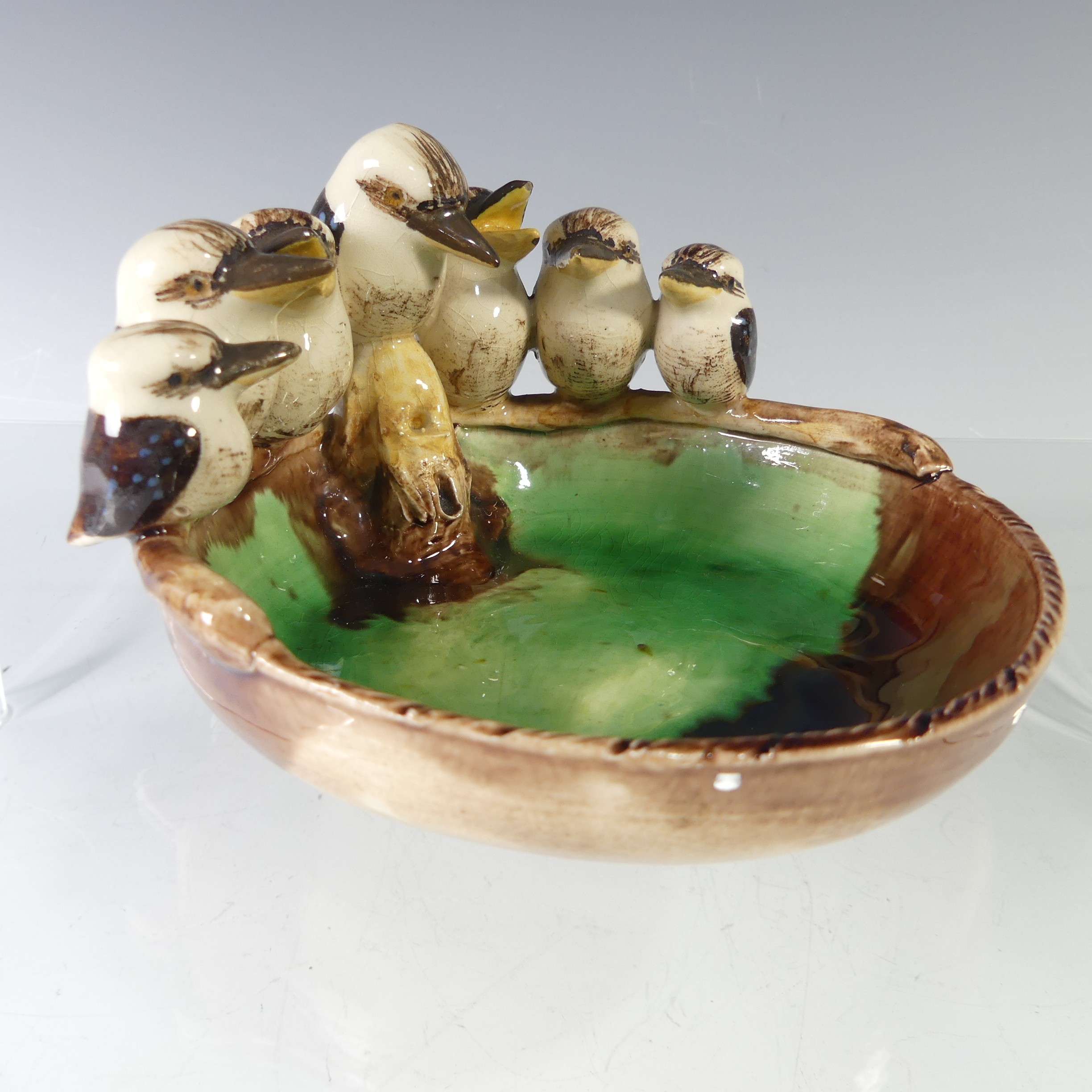 A Grace Seccombe studio pottery Trinket Dish, modelled with nine kookaburras perched along the edge, - Bild 3 aus 8