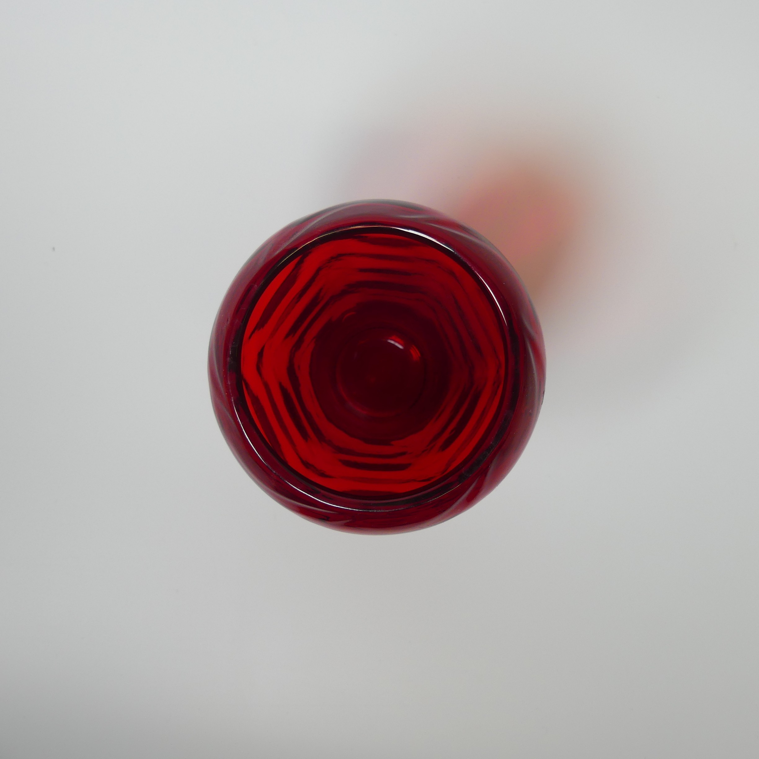 A large Whitefriars wavy Vase, in ruby red, together with another wavy Vase in ruby red, designed by - Bild 6 aus 12