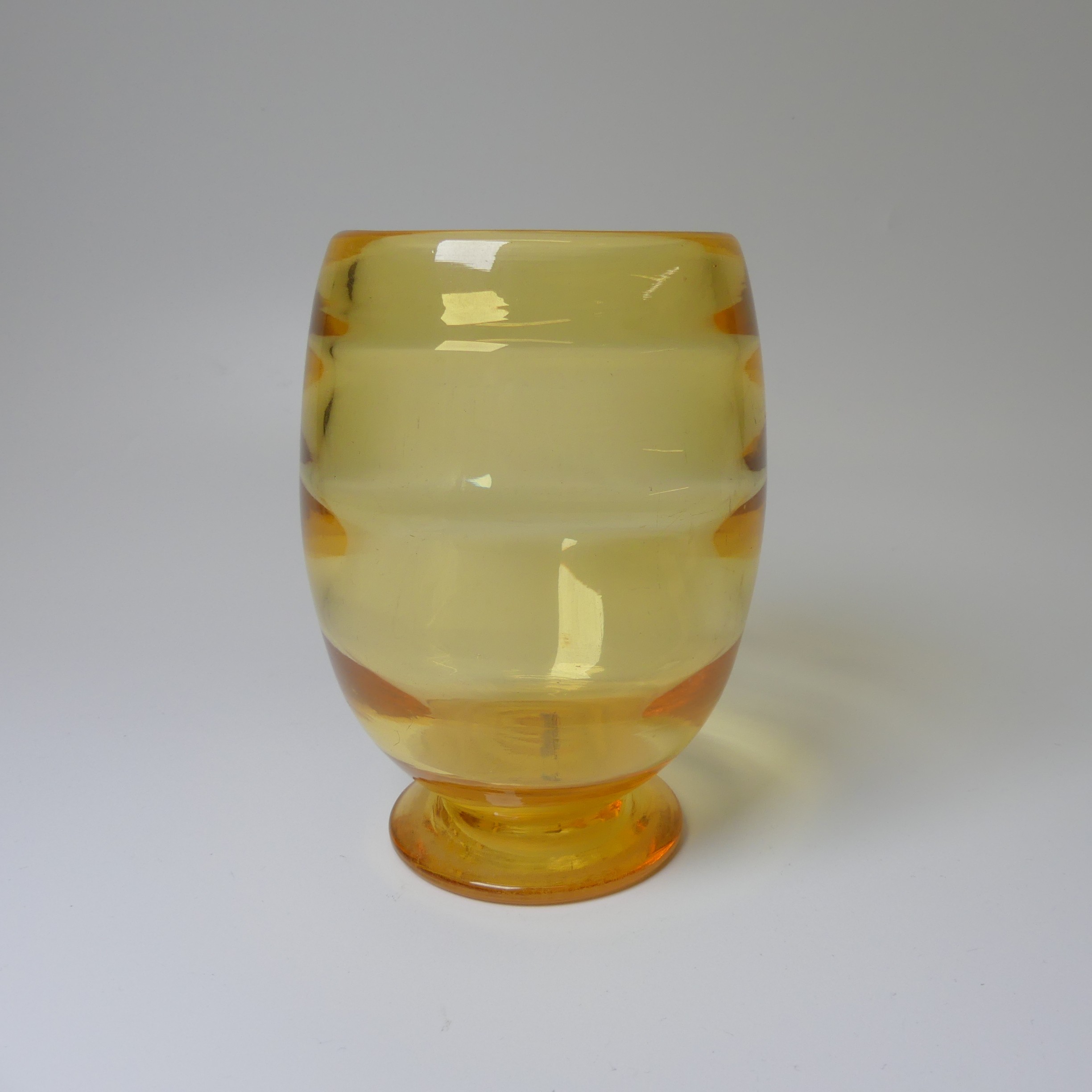 A small quantity of Whitefriars glass Vases, to comprise a kingfisher blue internally ribbed Vase, H - Bild 12 aus 13