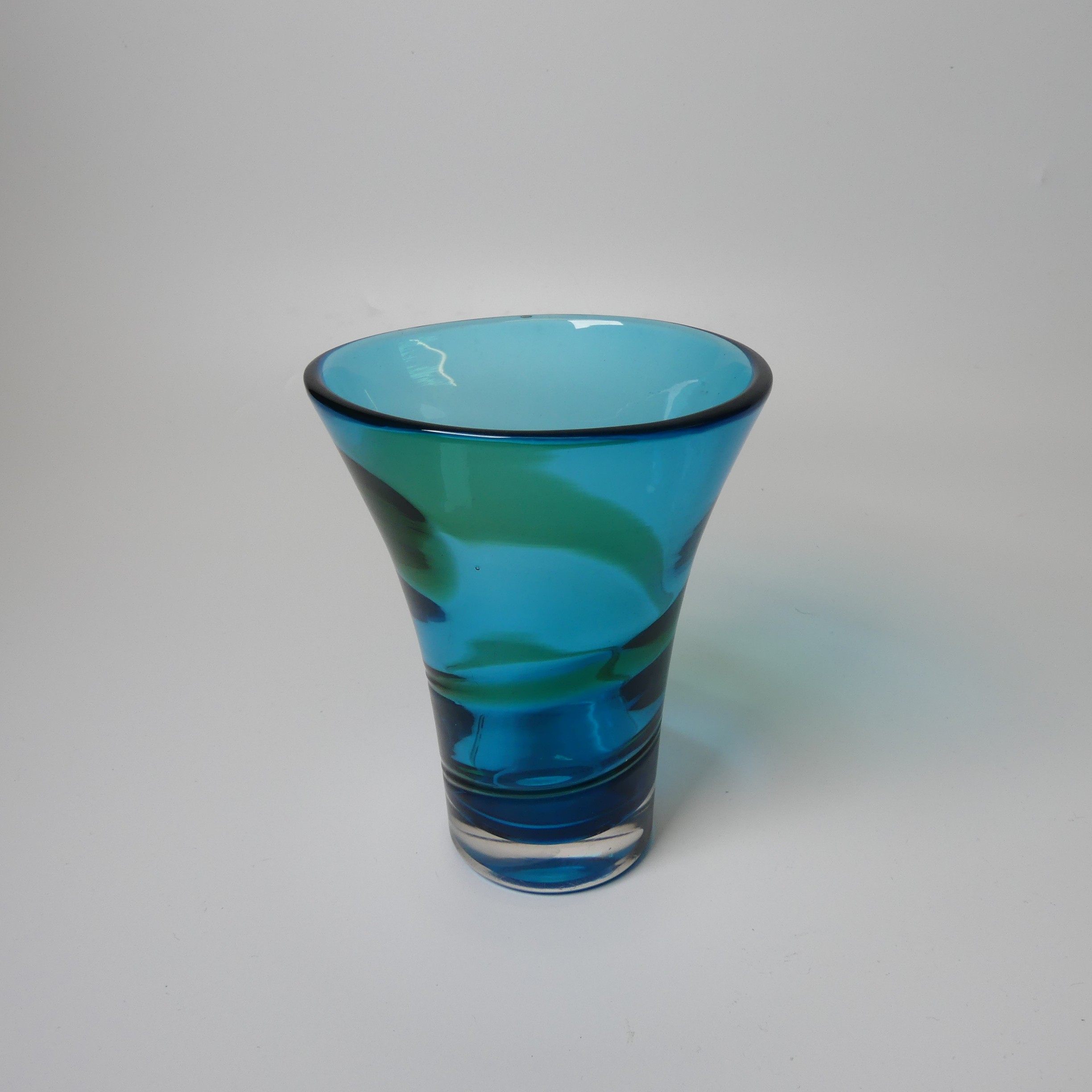 A Geoffrey Baxter for Whitefriars ribbon-trail fluted Vase, of kingfisher blue and meadow green, H - Bild 3 aus 8