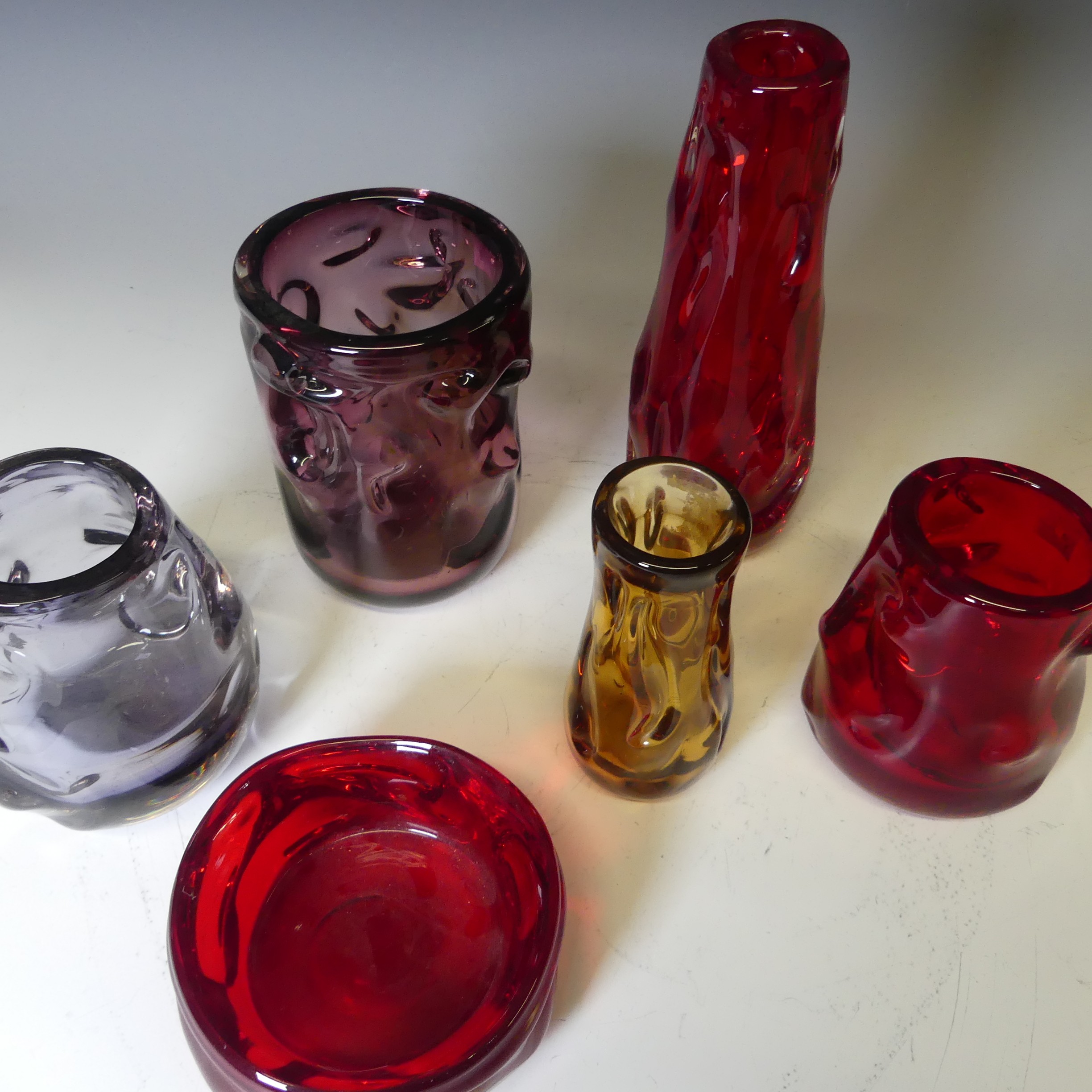 A small quantity of Whitefriars glass knobbly Vases, comprising a tall tapering Vase in ruby red, - Bild 4 aus 4
