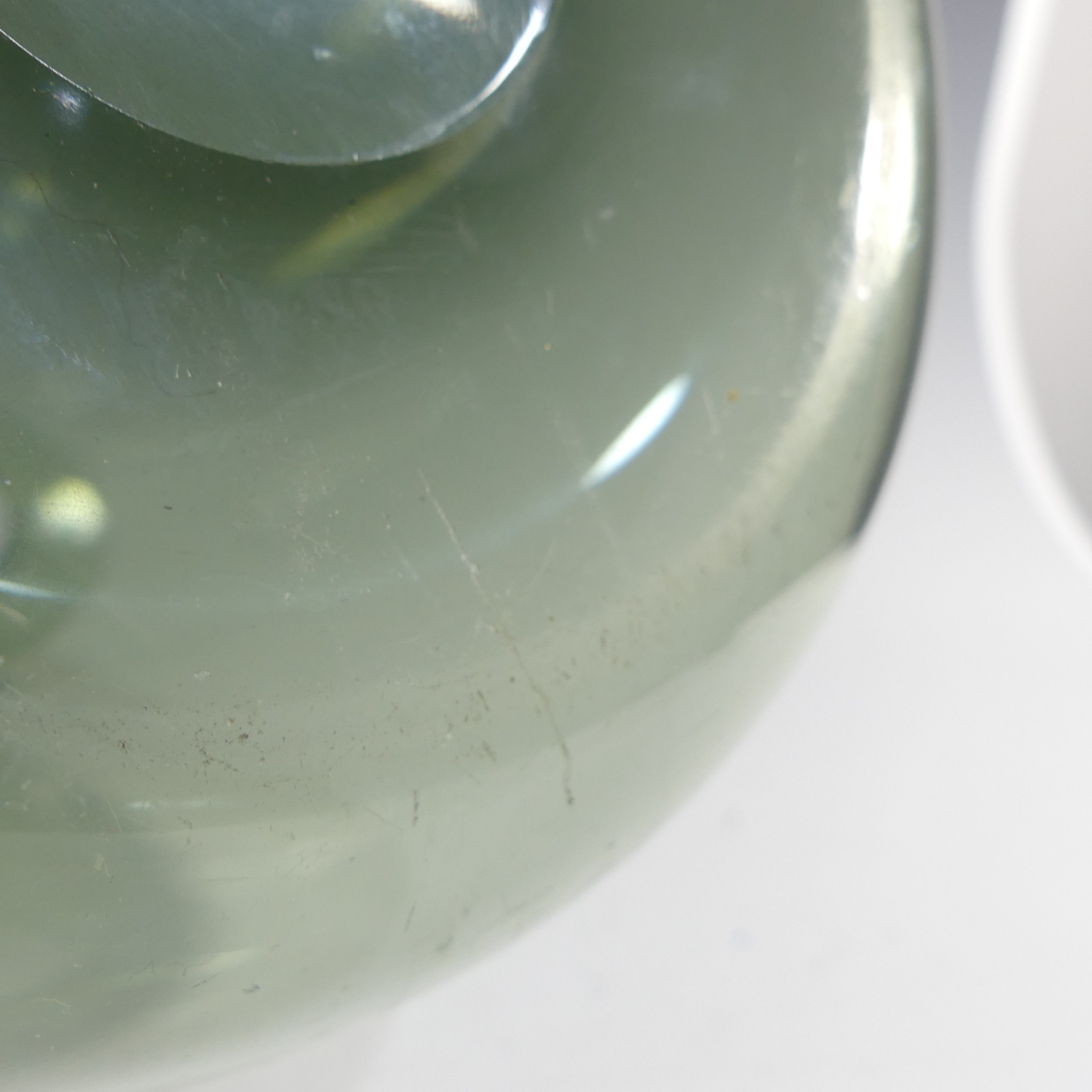 A Keith Murray for Brierley glass Vase, with flared rim and bulbous body, dark green shade, etched - Bild 6 aus 10