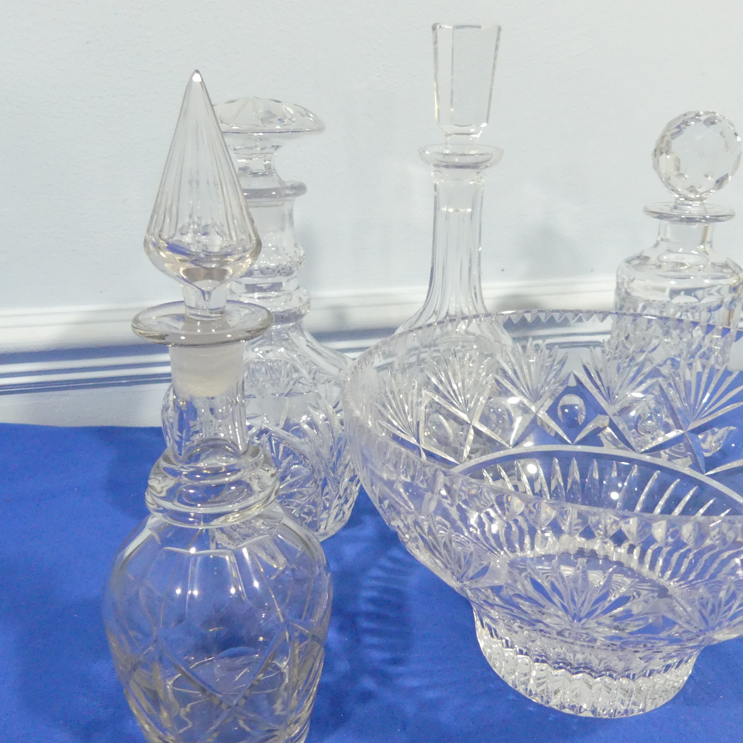 A quantity of cut Glass crystal, including four decanters, a fruit bowl and a claret jug (6) - Bild 2 aus 12