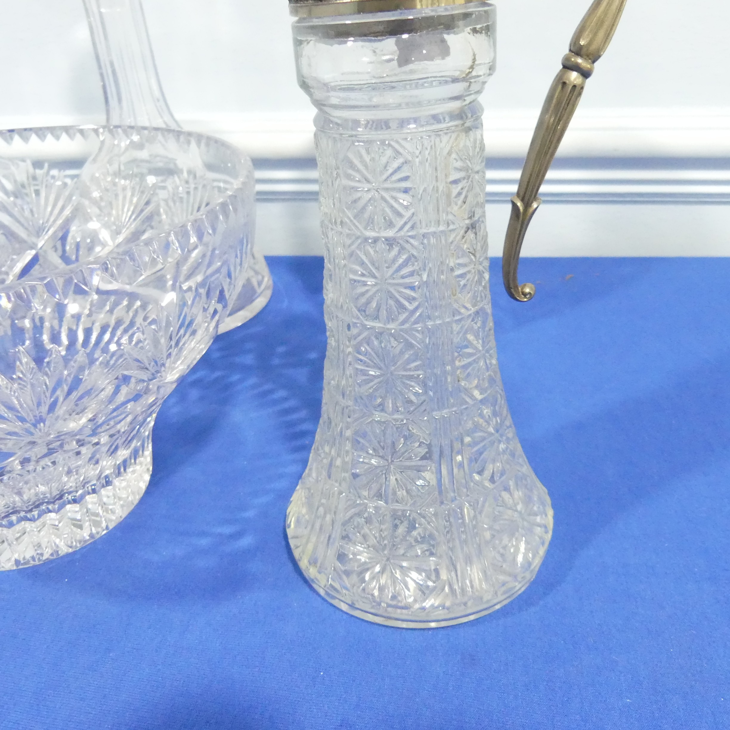 A quantity of cut Glass crystal, including four decanters, a fruit bowl and a claret jug (6) - Bild 8 aus 12