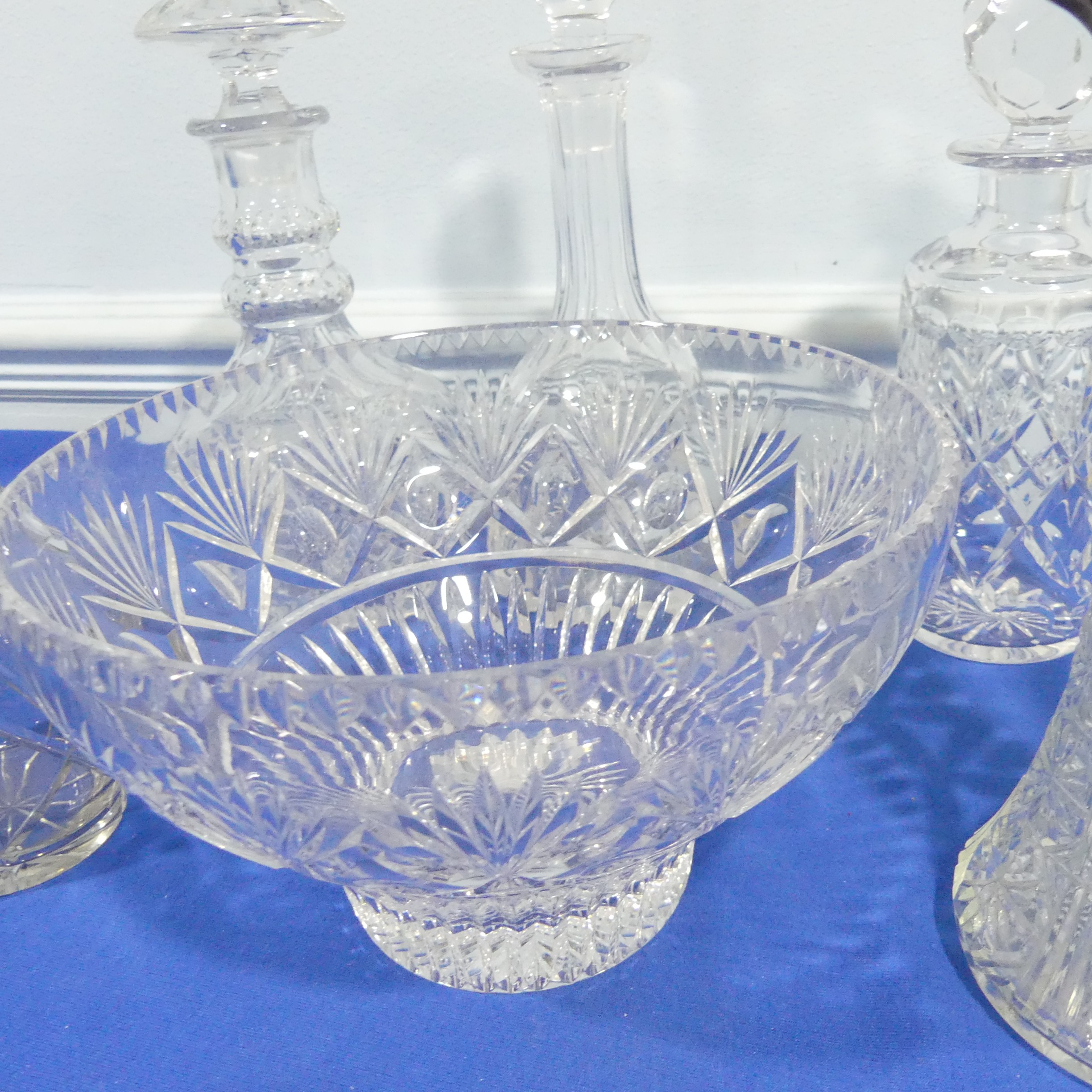 A quantity of cut Glass crystal, including four decanters, a fruit bowl and a claret jug (6) - Bild 10 aus 12