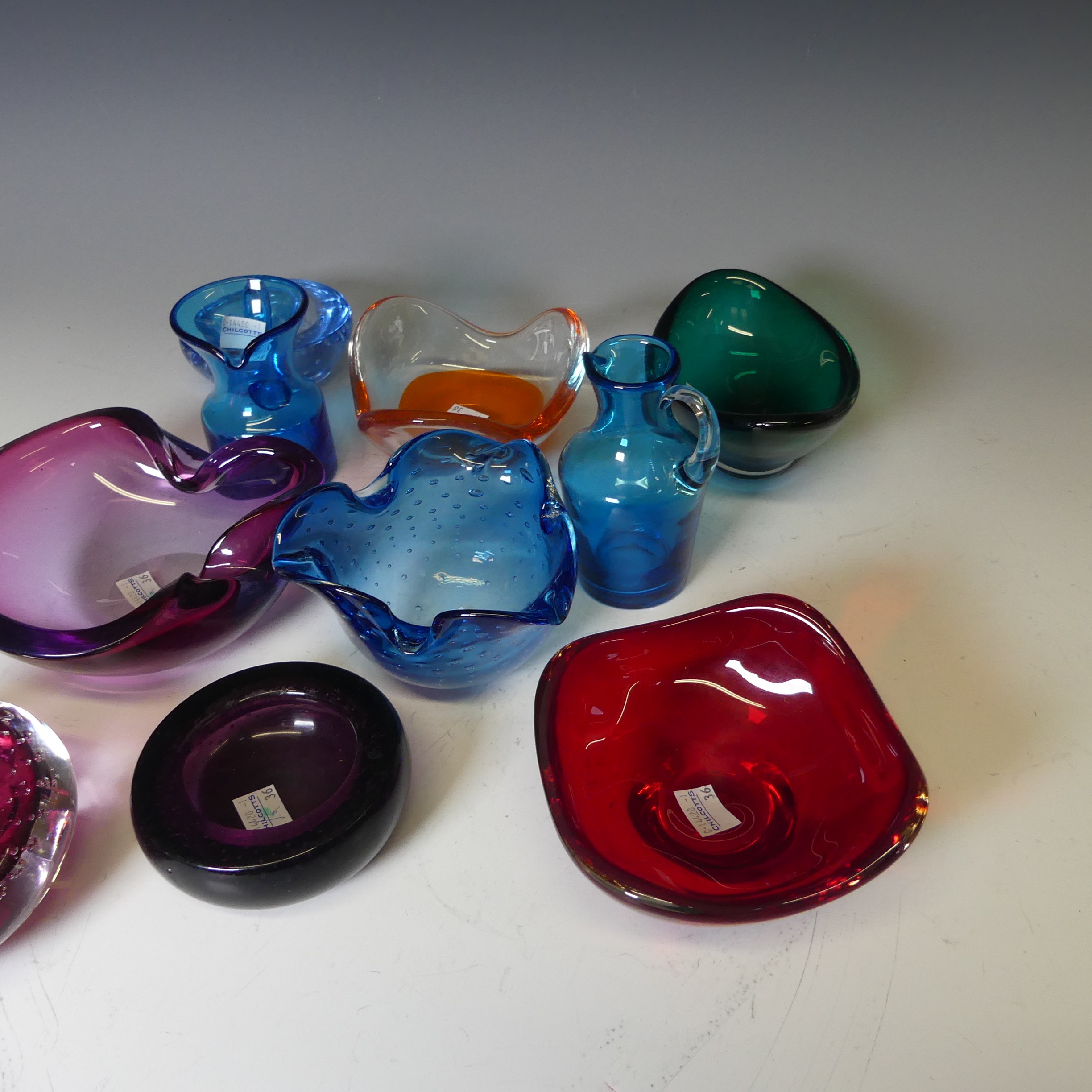 A small quantity of Whitefriars Glasswares, to comprise three controlled bubble lobed Ashtrays, - Bild 2 aus 3