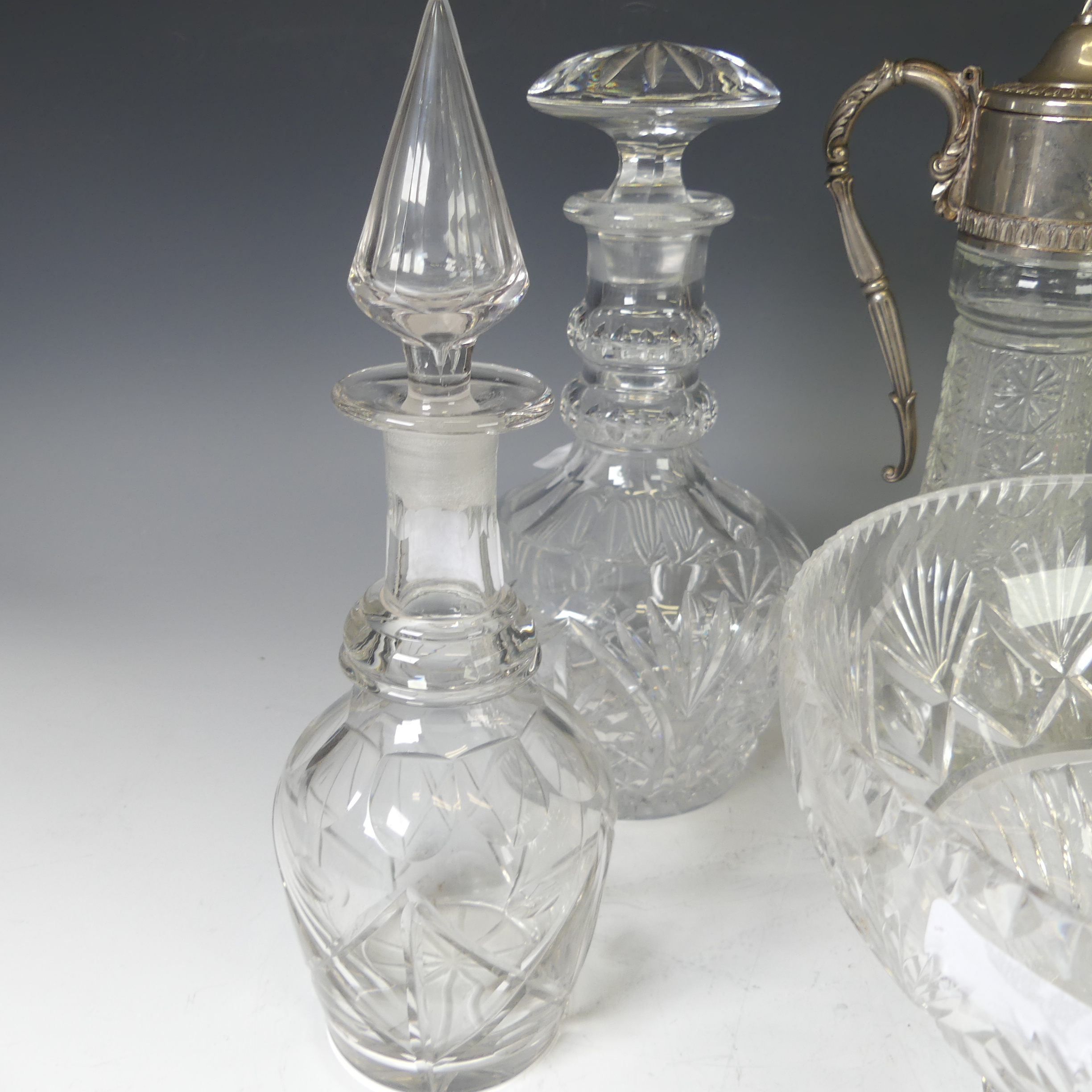 A quantity of cut Glass crystal, including four decanters, a fruit bowl and a claret jug (6) - Bild 12 aus 12