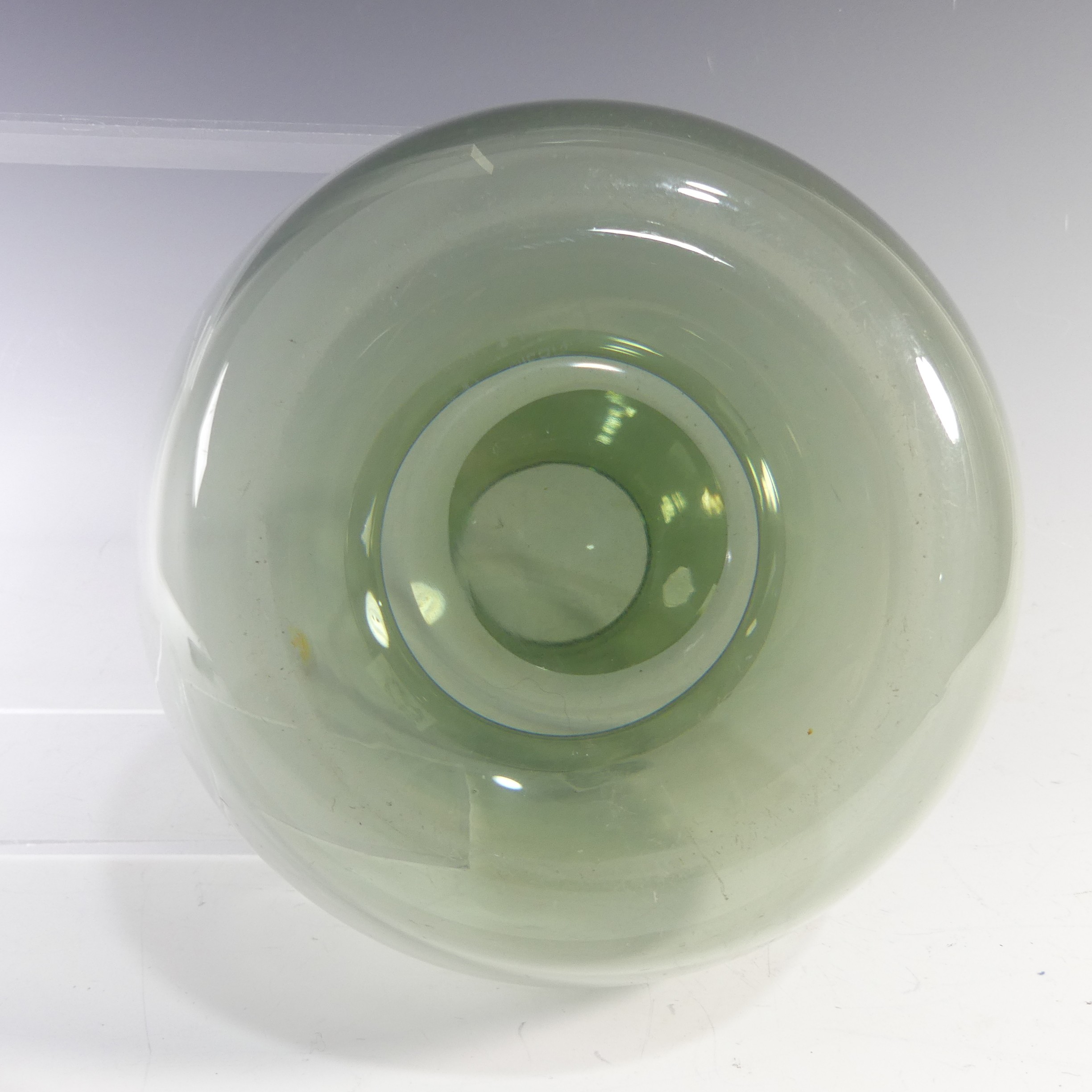 A Keith Murray for Brierley glass Vase, with flared rim and bulbous body, dark green shade, etched - Bild 5 aus 10
