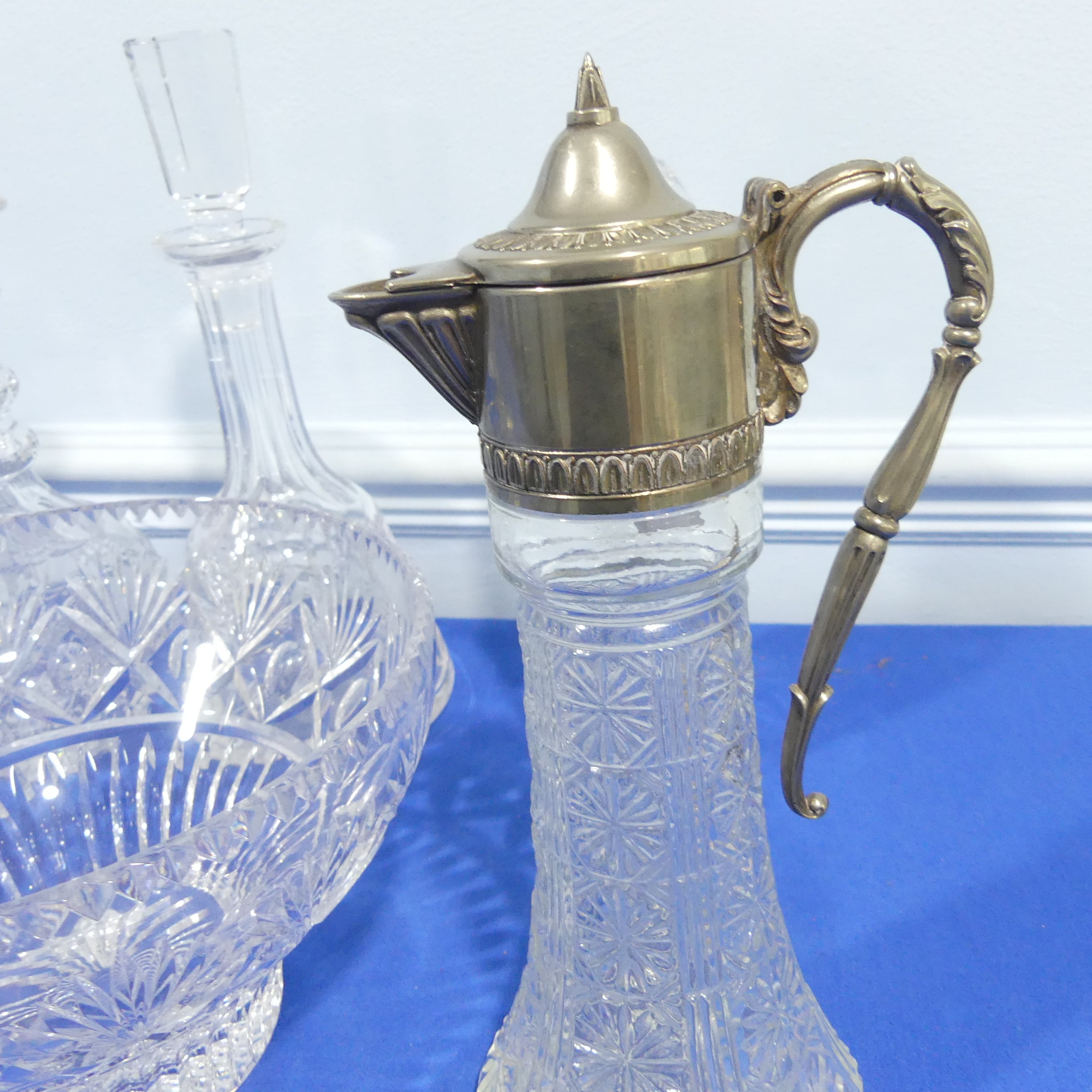 A quantity of cut Glass crystal, including four decanters, a fruit bowl and a claret jug (6) - Bild 6 aus 12