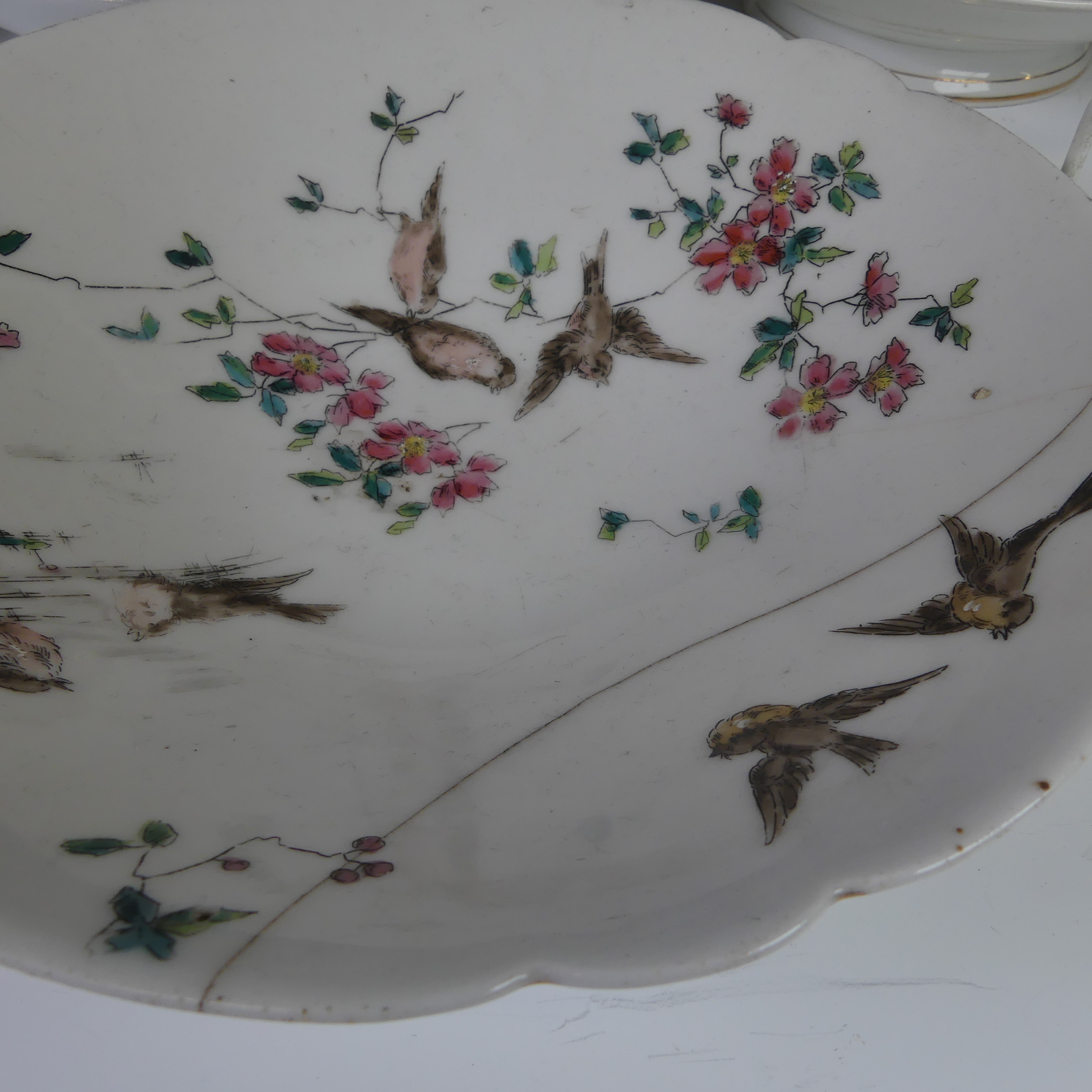 A 20thC Chinoiserie pattern Dessert Service, comprising two Comportes, four Dishes, and twelve - Bild 8 aus 17