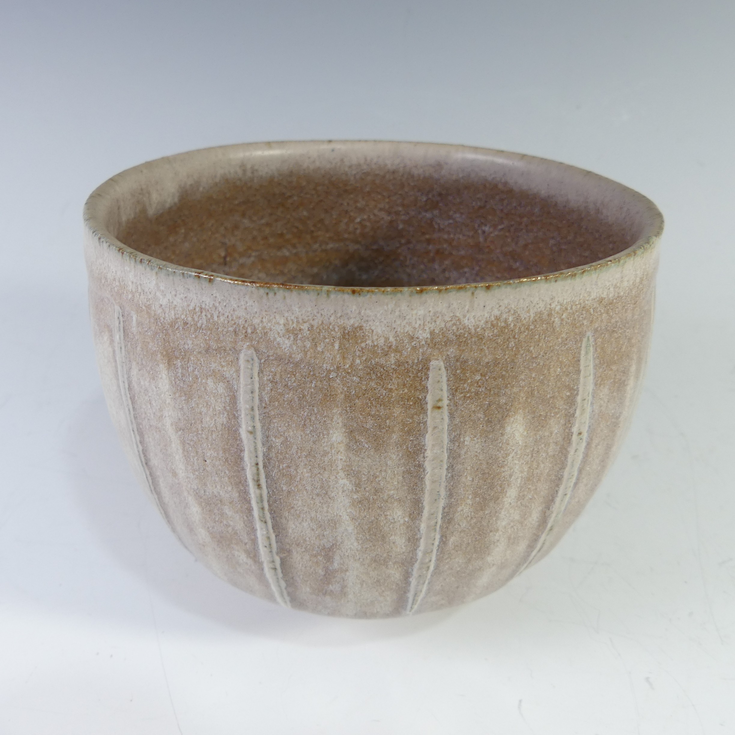 A David Leach studio pottery footed Bowl, of light brown ground with ribbed line decoration, - Bild 2 aus 5