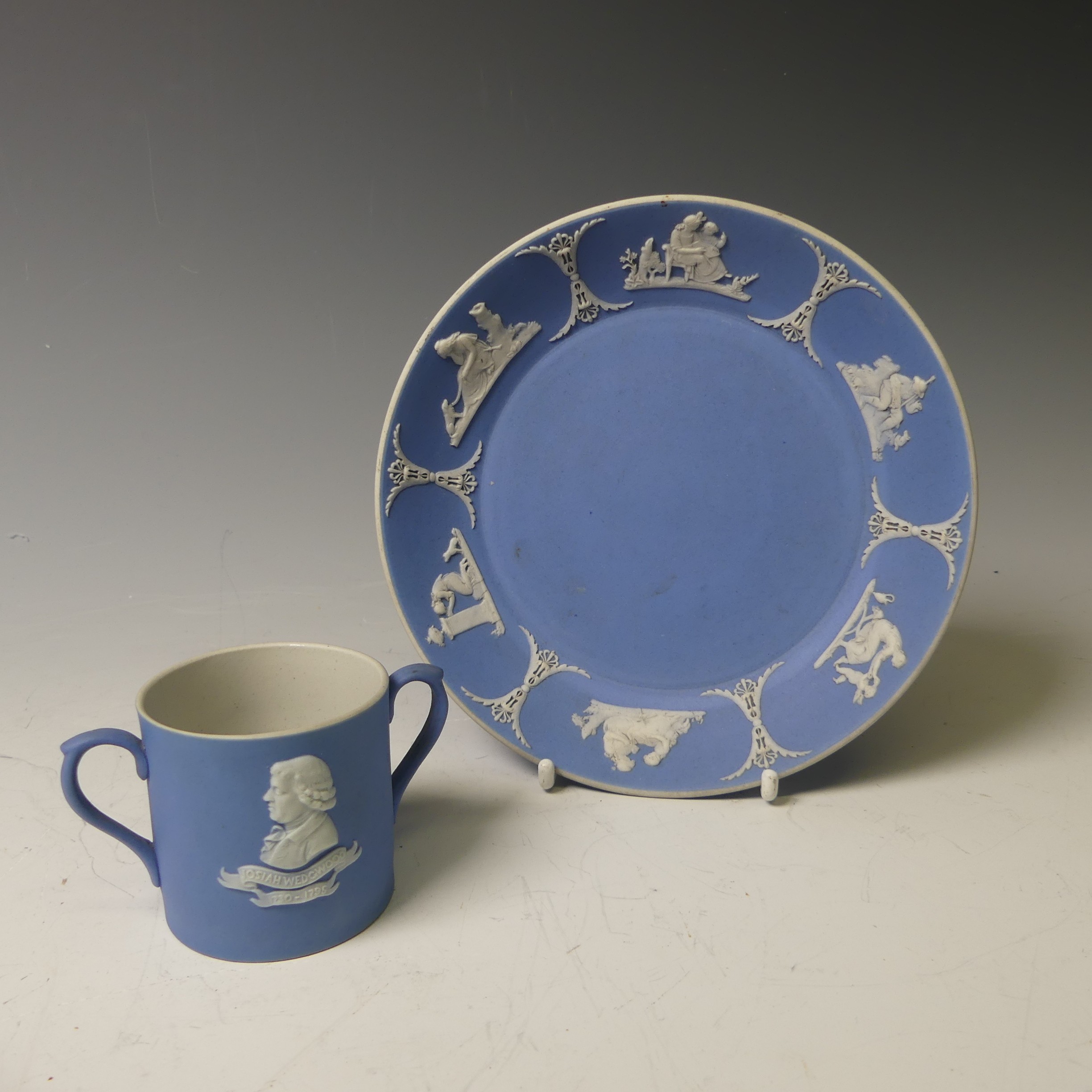 A Wedgwood dark blue Jasperware part Tea Service, including two Teapots, Sucrier, Cream Jug, - Bild 7 aus 8