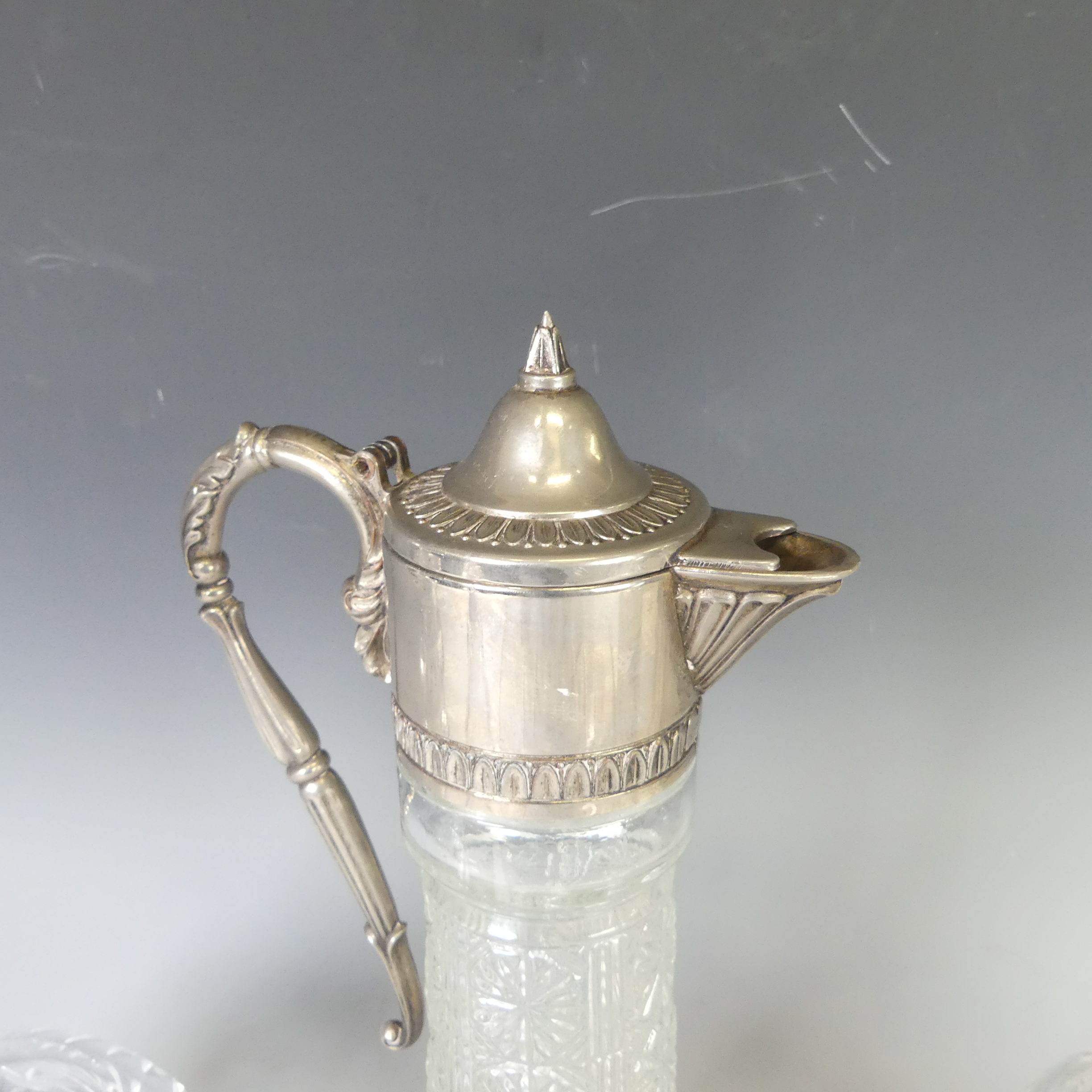A quantity of cut Glass crystal, including four decanters, a fruit bowl and a claret jug (6) - Bild 9 aus 12