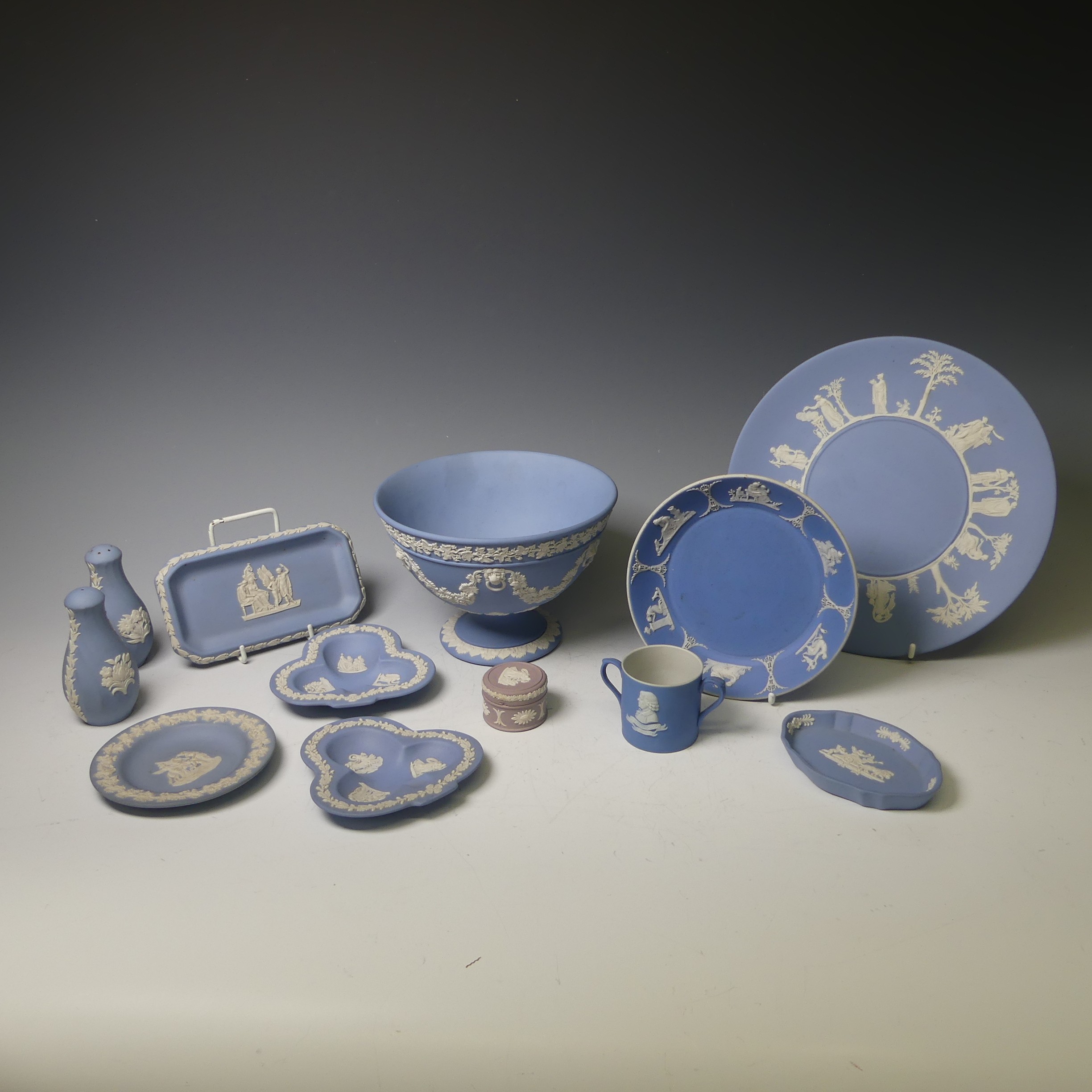 A Wedgwood dark blue Jasperware part Tea Service, including two Teapots, Sucrier, Cream Jug, - Bild 6 aus 8