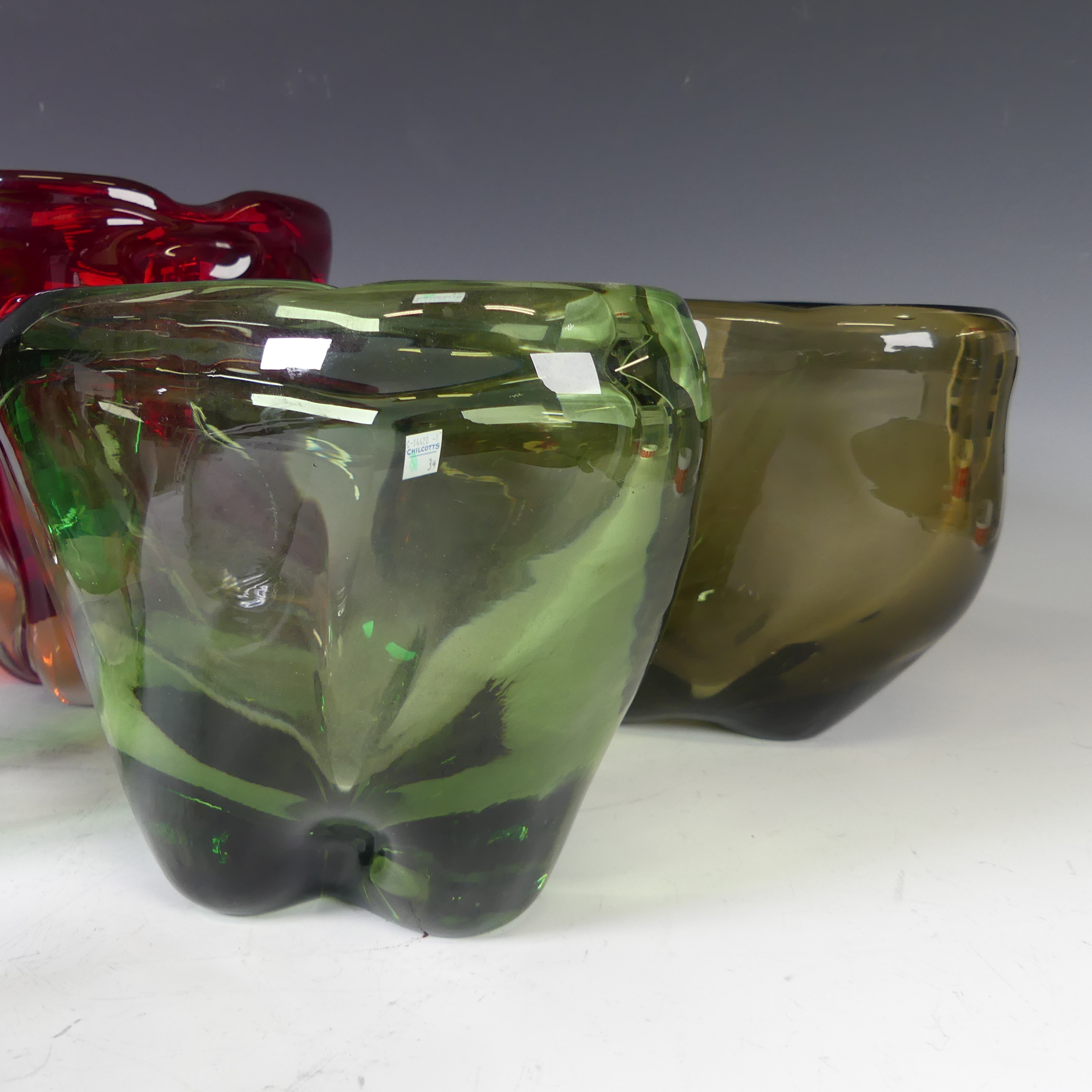 A large Whitefriars glass lobed Fruit Bowl, in ruby red colour, together with large ruby red lobed - Bild 5 aus 11