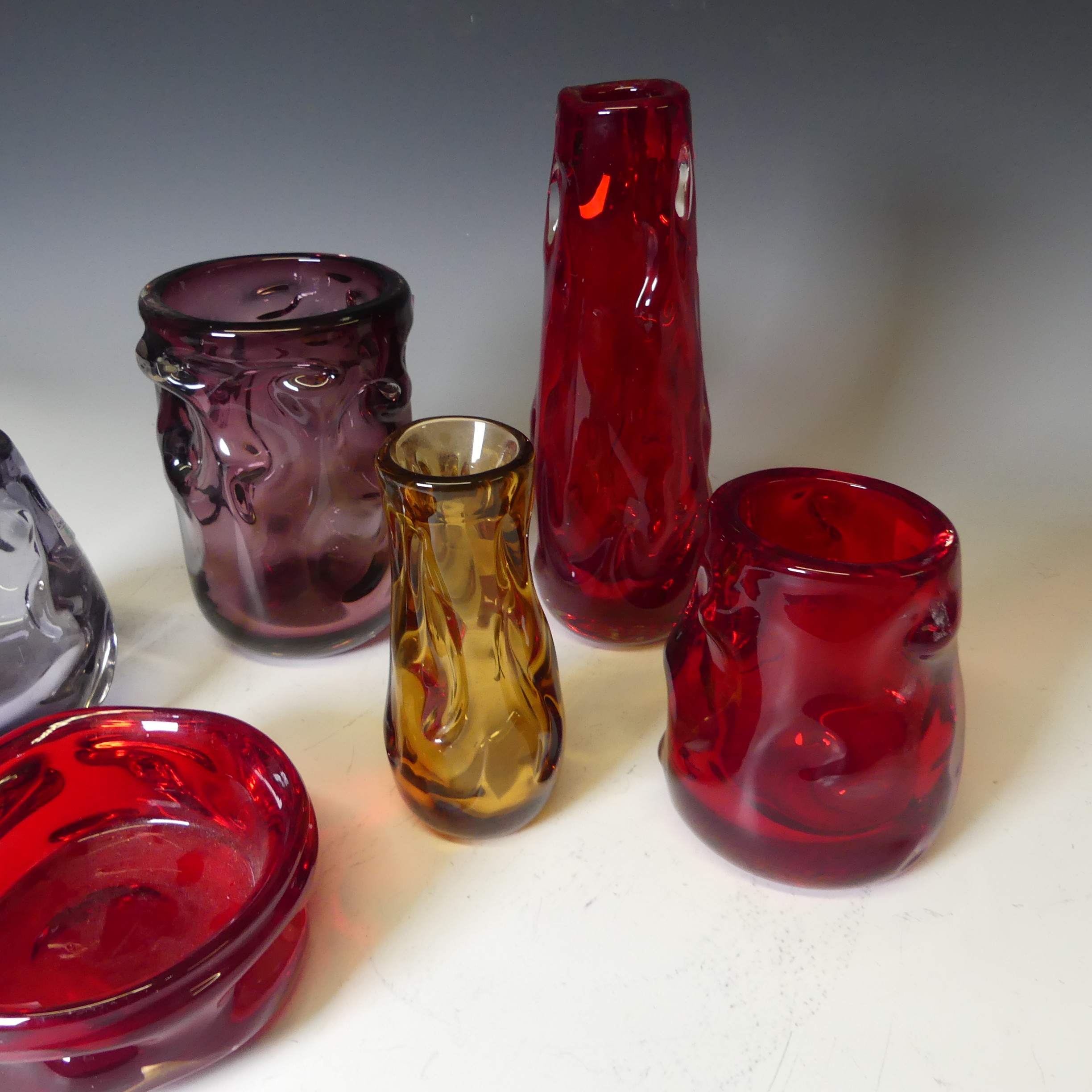 A small quantity of Whitefriars glass knobbly Vases, comprising a tall tapering Vase in ruby red, - Bild 2 aus 4