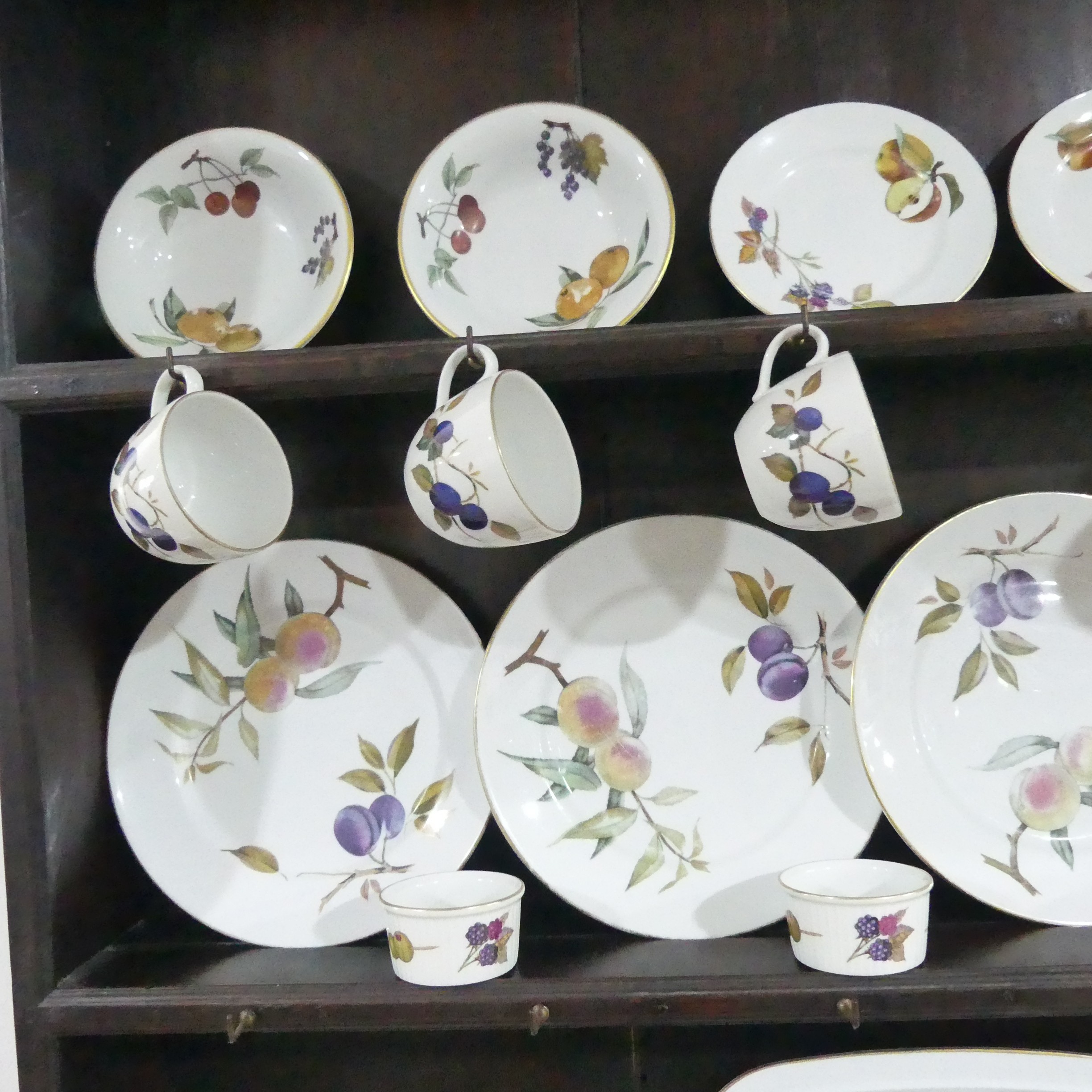 A Royal Worcester 'Evesham' pattern Dinner Service, four Dinner Plates, Sides Plates, Tea Cups and - Bild 4 aus 9