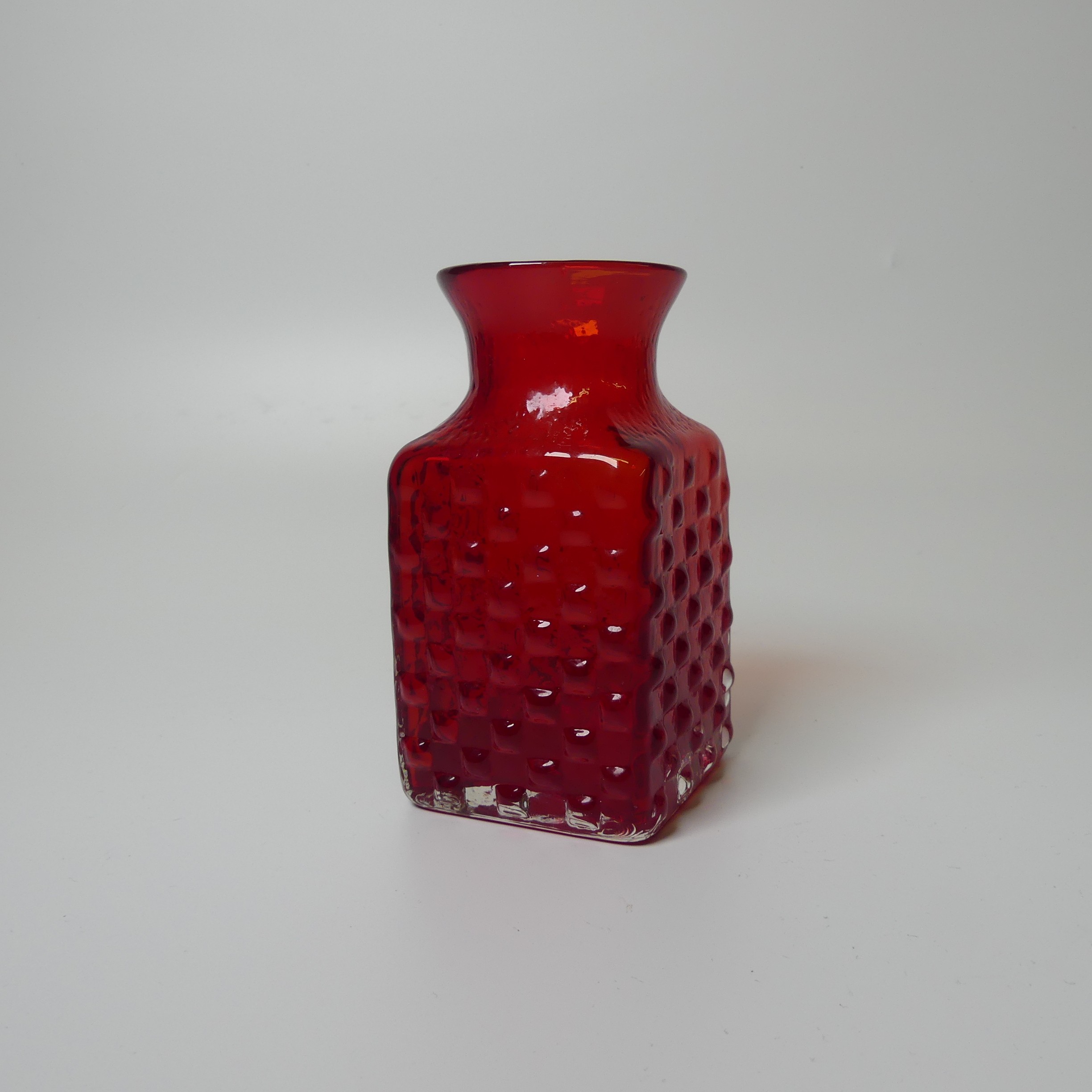 A Geoffrey Baxter for Whitefriars 'Chess' Vase, in ruby red, H15cm. - Bild 2 aus 3