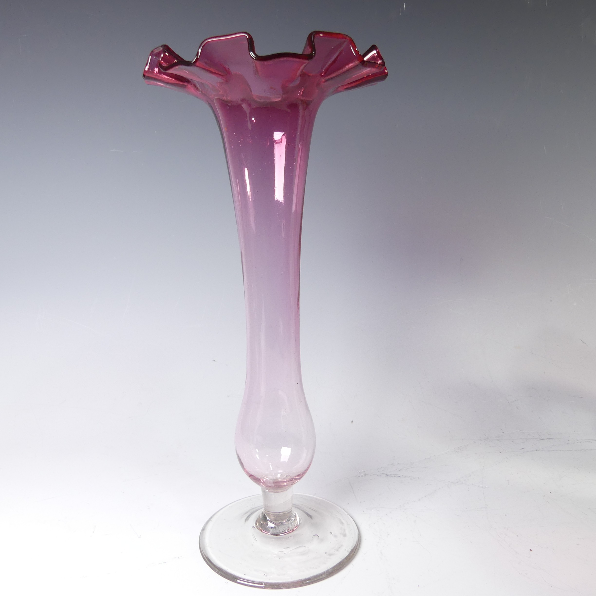 A Loetz style studio glass Vase, of pink colour, together with another Loetz type glass Vase, a - Bild 18 aus 30
