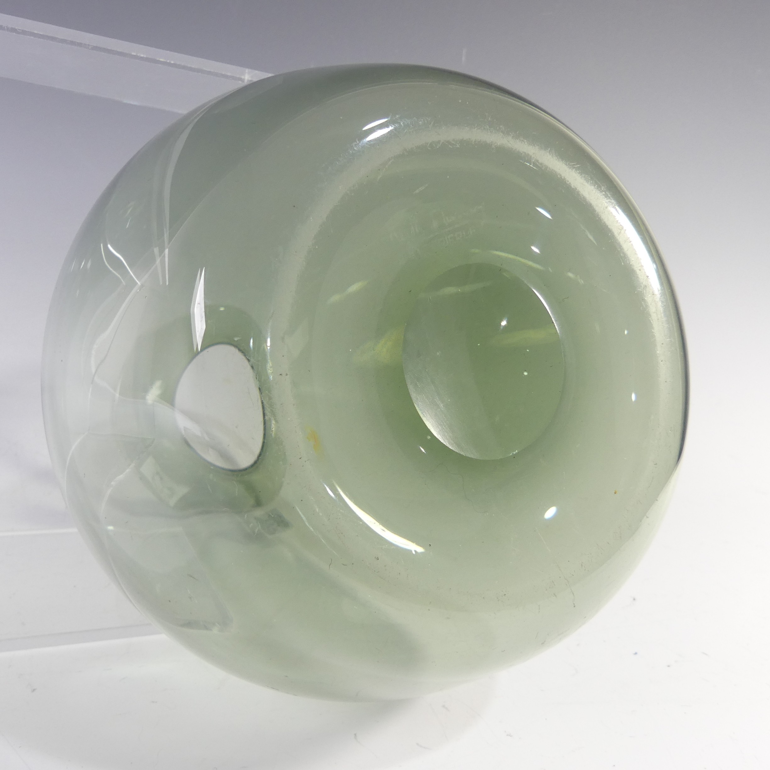 A Keith Murray for Brierley glass Vase, with flared rim and bulbous body, dark green shade, etched - Bild 4 aus 10