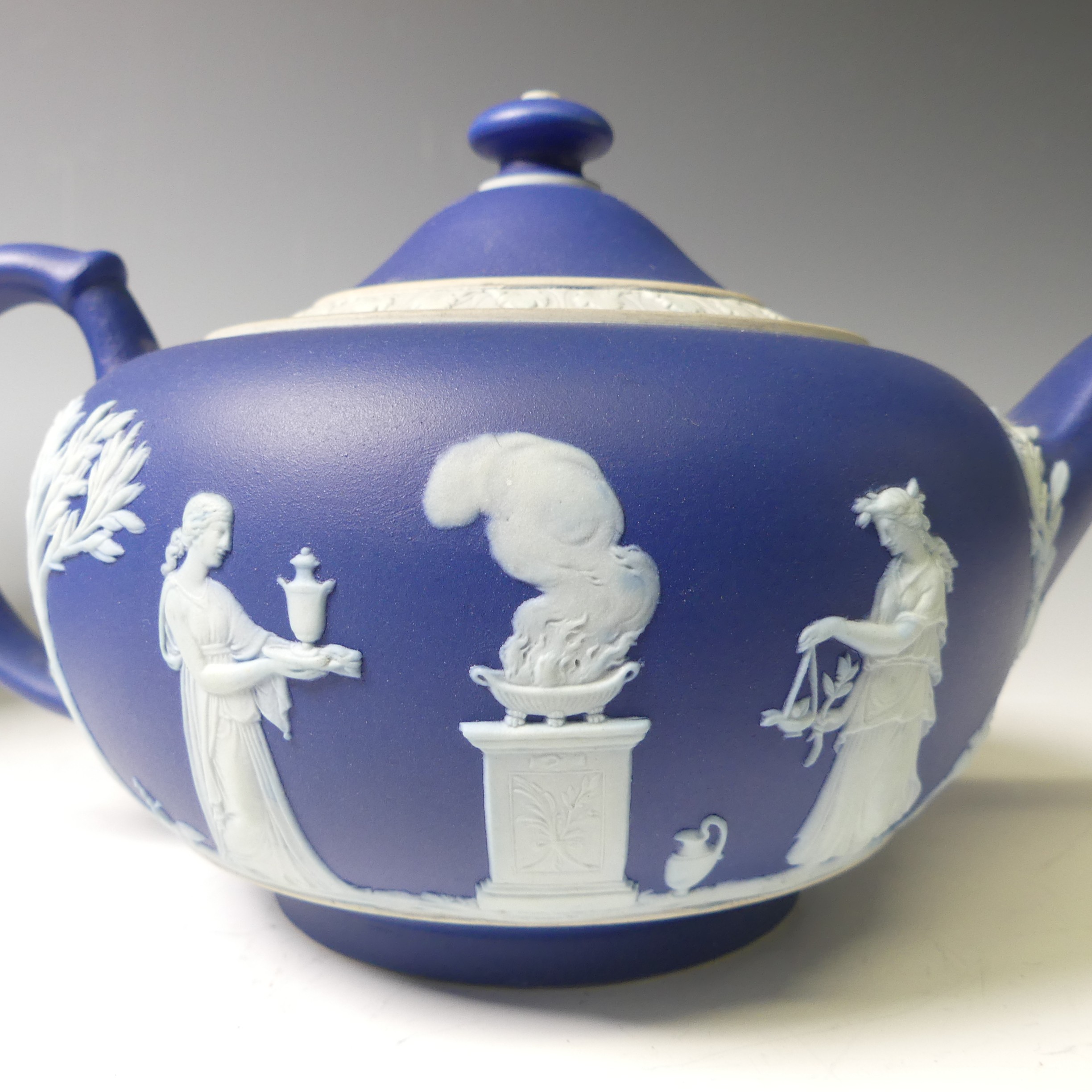 A Wedgwood dark blue Jasperware part Tea Service, including two Teapots, Sucrier, Cream Jug, - Bild 4 aus 8