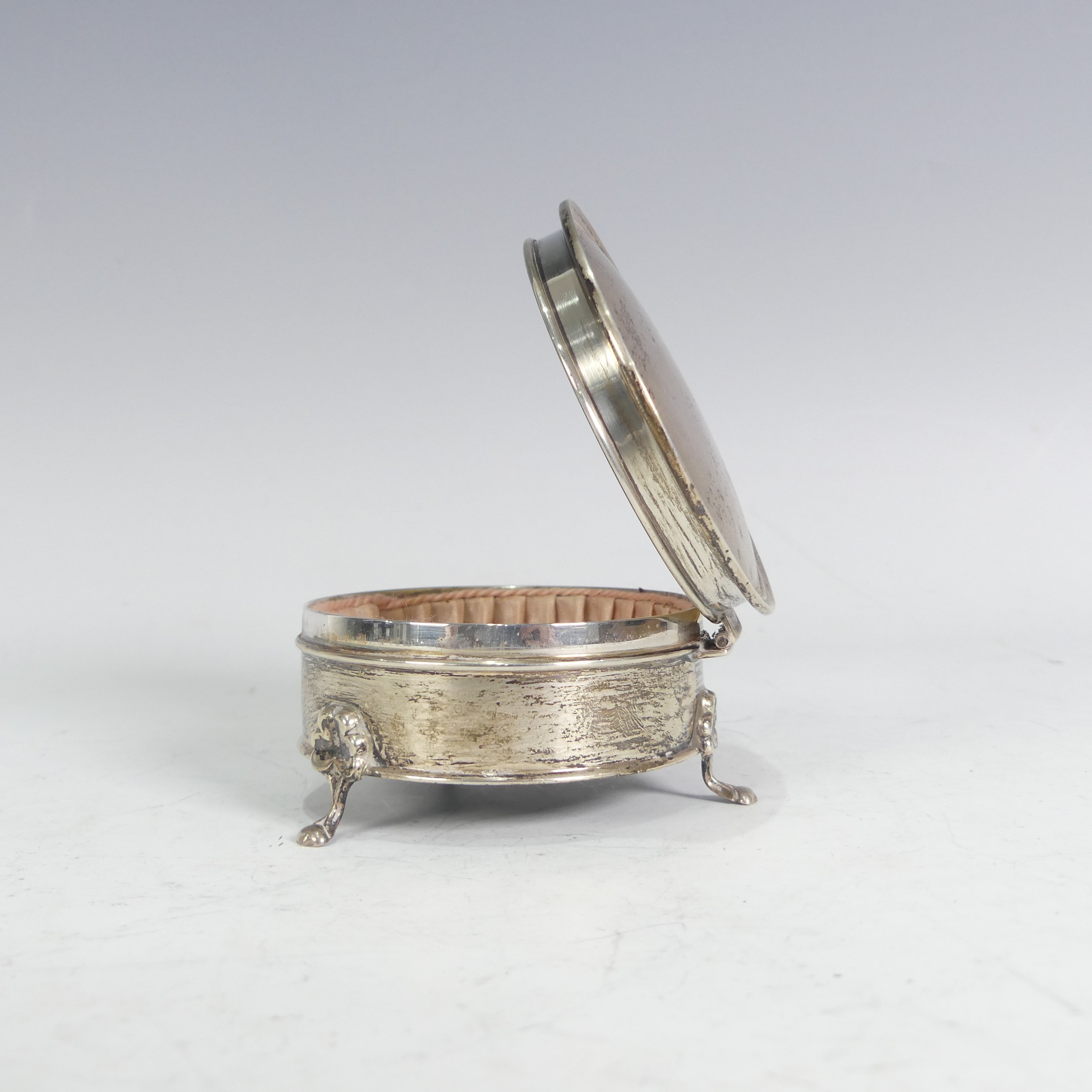 A George V silver Ring Box, by A & J Zimmerman Ltd., hallmarked Birmingham, 1915, of circular form - Image 2 of 4